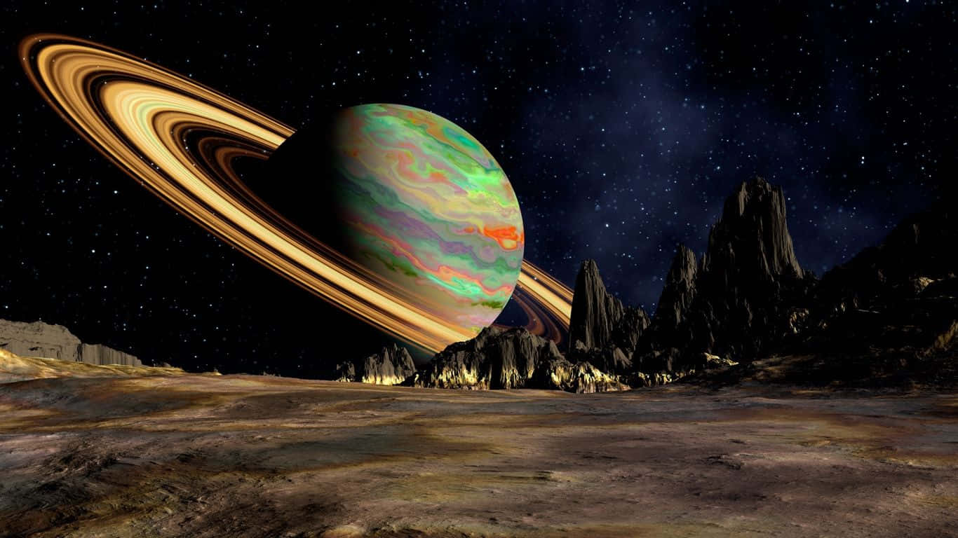 行星筆記本電腦 1366 x 768 壁紙 — 一個巨大的環狀行星，帶有旋轉的綠色、橙色和紫色雲層，籠罩在星空下岩石密布的外星景觀之上。