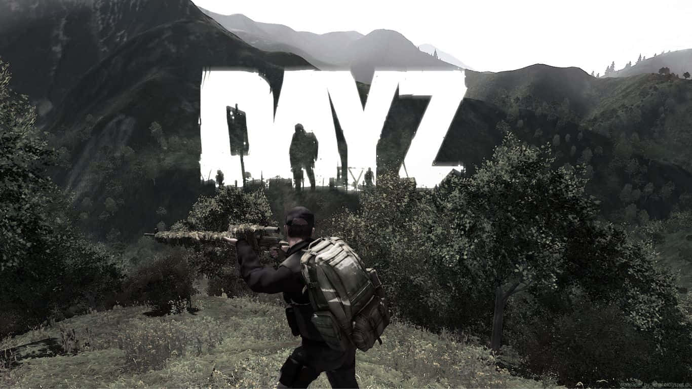 1366x768 Dayz Epoch Mod 背景：山中男子 壁紙 — 一名身穿戰術裝備的士兵在草坡上瞄準步槍，遠處山脈和剪影人物上方懸浮著粗體白色「DAYZ」標誌。