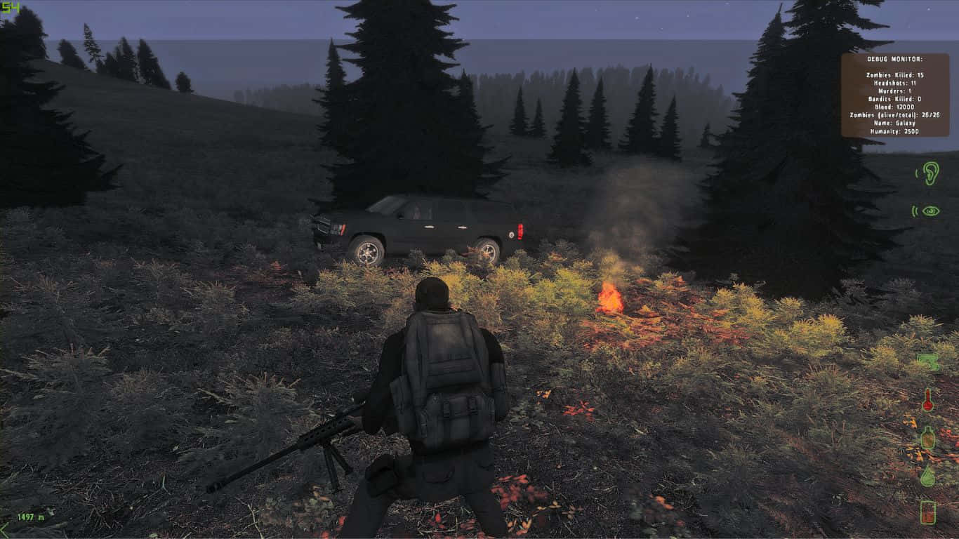 1366x768 Dayz Epoch Mod 背景：汽車與篝火 壁紙 — 一名身穿戰術裝備的士兵在黃昏時分的霧氣松林中，蹲在一輛黑色SUV旁邊的燃燒灌木叢附近。