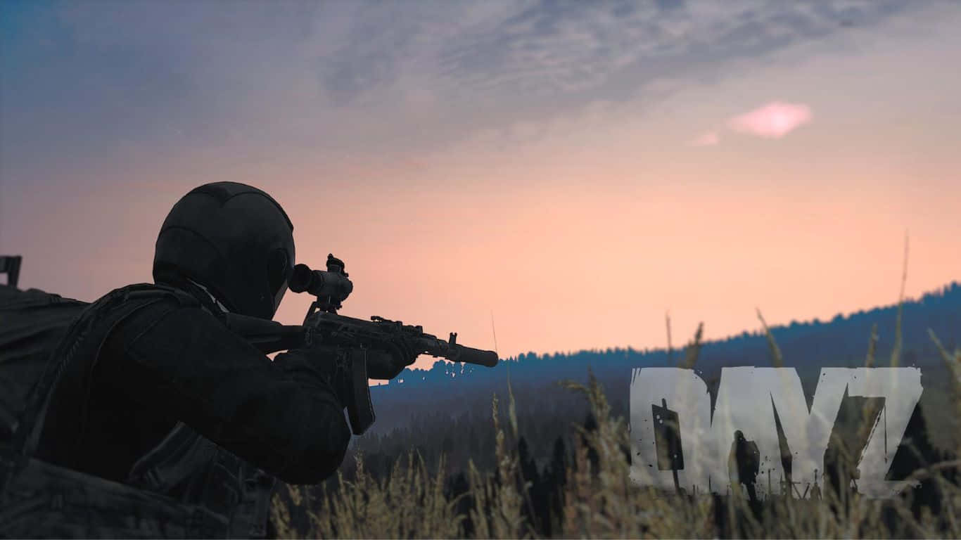 1366x768 Dayz Epoch Mod 背景：狙擊手 壁紙 — 一名士兵在剪影中於黃昏時分瞄準步槍，背景是漸變天空、遠山和高草。
