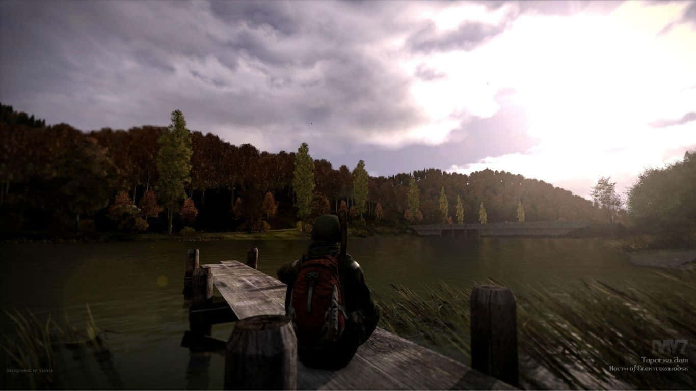 1366x768 Dayz Epoch Mod 背景：湖畔靜思 壁紙 — 一個孤獨的身影背着紅色背包，坐在飽經風霜的木碼頭上，俯瞰着多雲天空下被秋樹環繞的平靜湖泊。