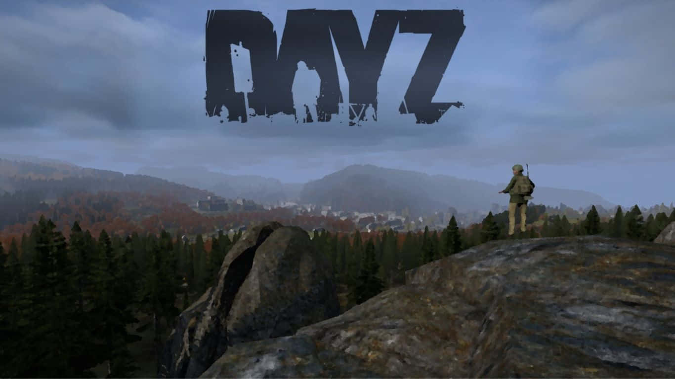1366x768 Dayz Epoch Mod 背景：石崖邊緣 壁紙 — 一個孤獨的倖存者站在岩石露頭上，俯瞰著一個森林覆蓋的山谷，遠處有一個小鎮，天空多雲，遊戲標題 DayZ 懸掛在頭頂。