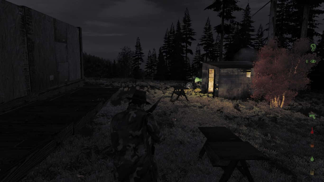 1366x768 Dayz Epoch Mod 背景：小屋外 壁紙 — 一名身穿迷彩服的士兵在夜間於黑暗的森林區域中，靠近一間亮著燈的小屋和貨櫃，悄悄地移動。