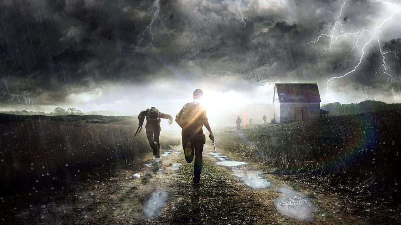 1366x768 Dayz Epoch Mod 背景：雷暴逃亡 壁紙 — 兩名士兵在雷電交加的暴風雨天空下，穿過被雨水浸透的田野，奔向遠處的農舍。