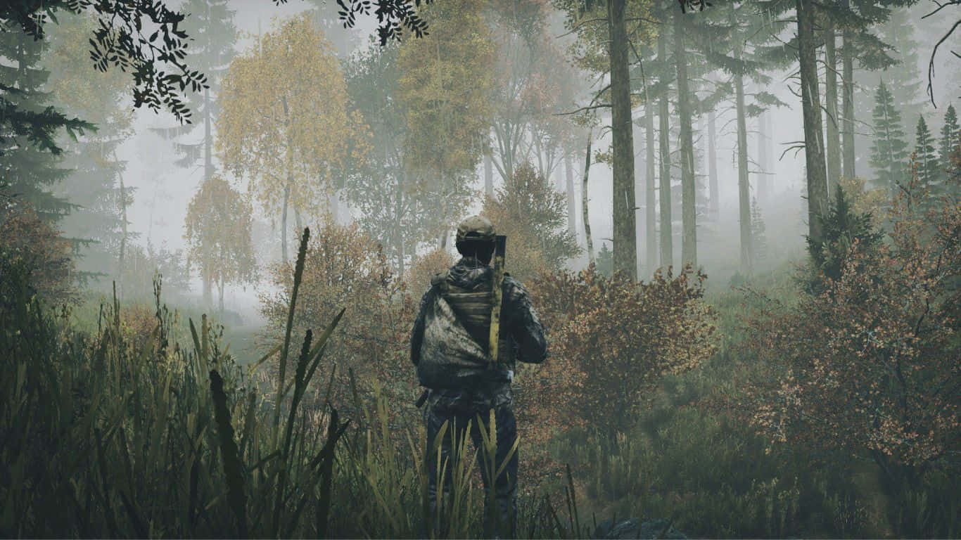1366x768 Dayz Epoch Mod 背景：霧林孤影 壁紙 — 一位孤獨的獵人穿著迷彩裝備，站在霧氣瀰漫的秋林中，手持步槍，周圍是高高的草叢和金色葉子的樹木。