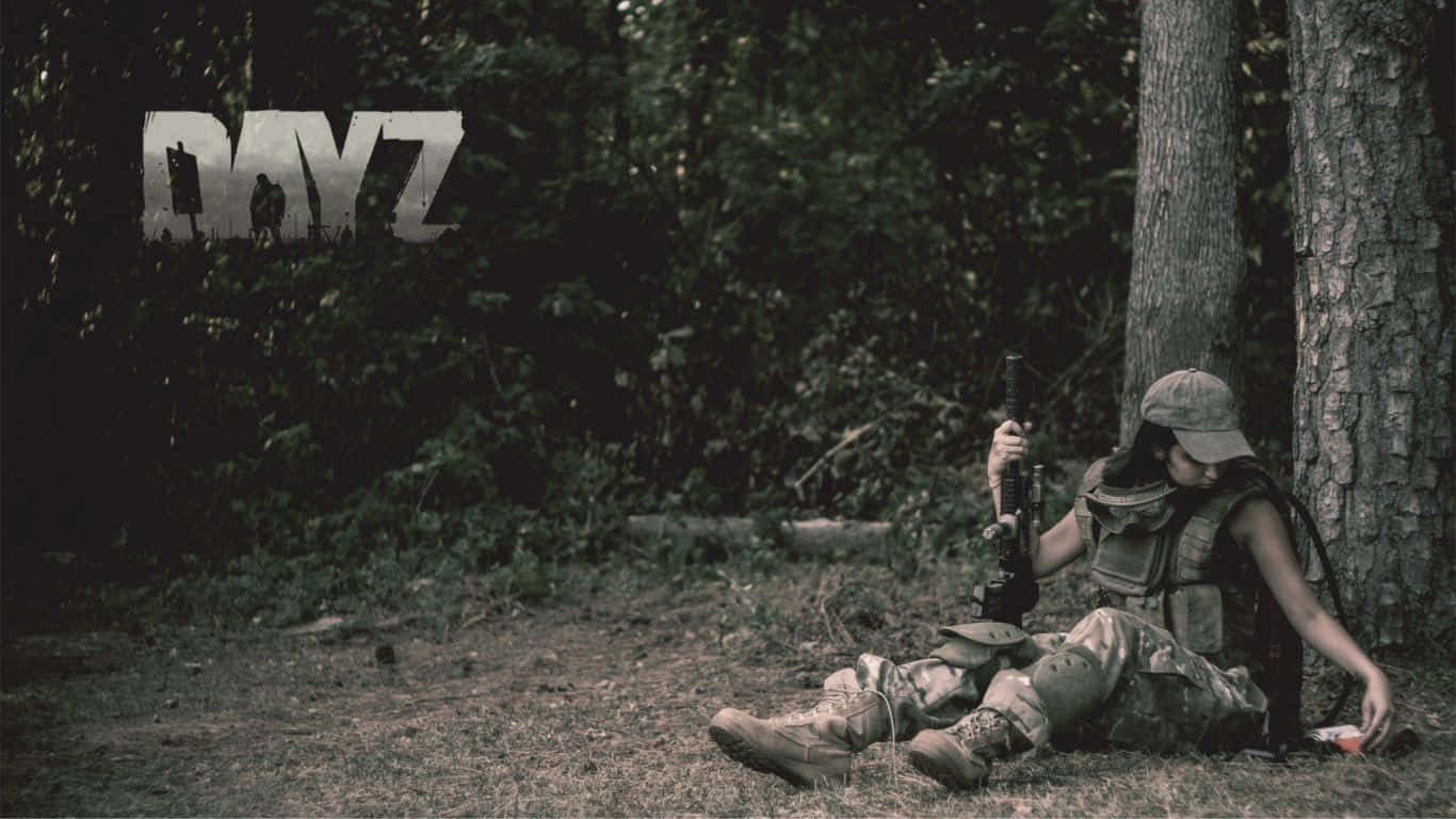 1366x768 Dayz Epoch Mod 背景：女子與槍械 壁紙 — 一名身穿迷彩服的士兵在茂密的森林中靠著樹，手持步槍，背景可見「DAYZ」標誌。