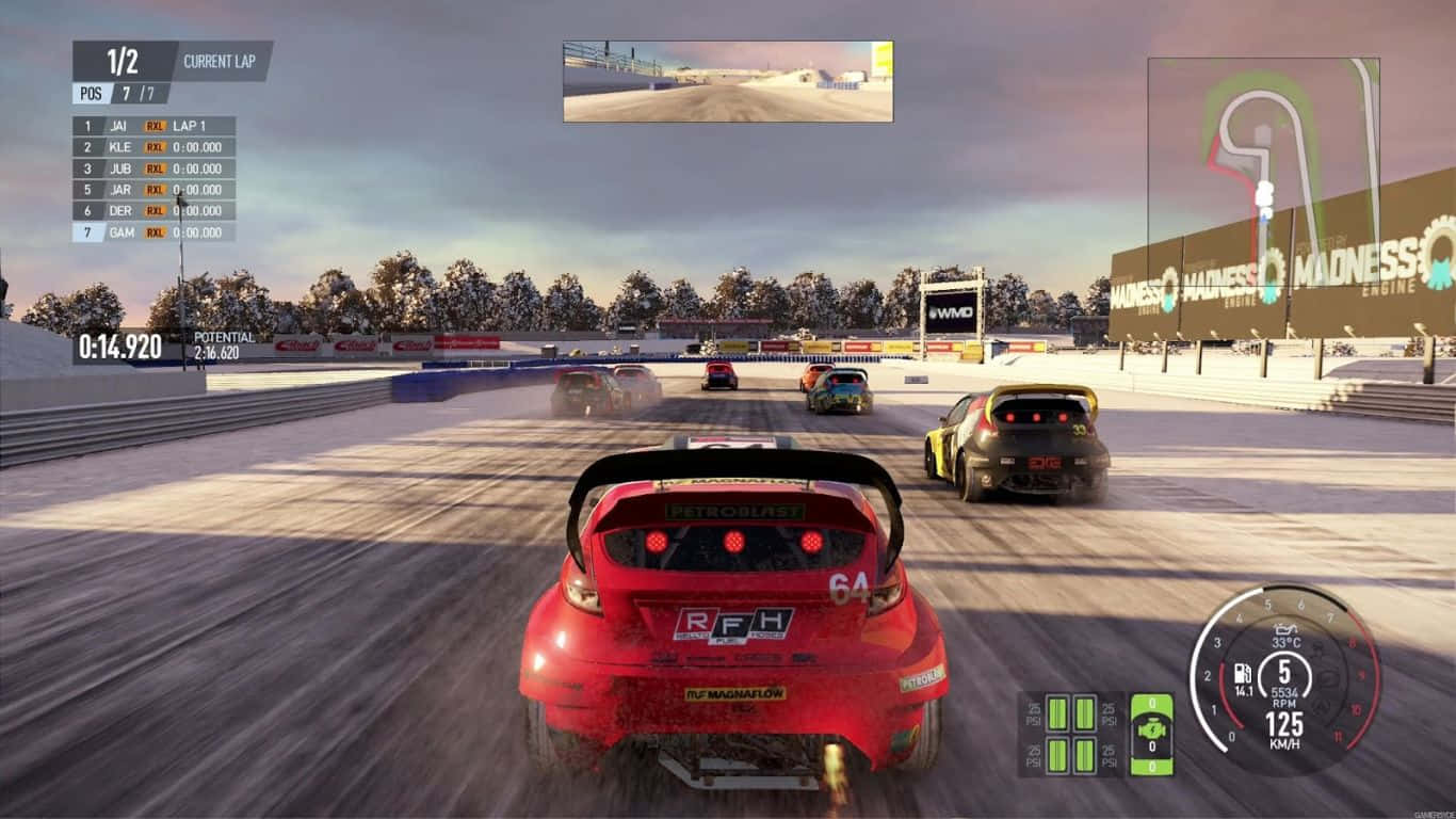 1366x768 Project Cars 2 PS4 Pro 雪地賽車背景 壁紙 — 一輛紅色拉力賽車在雪地賽道上疾馳，背景有競爭對手和冬季樹木。