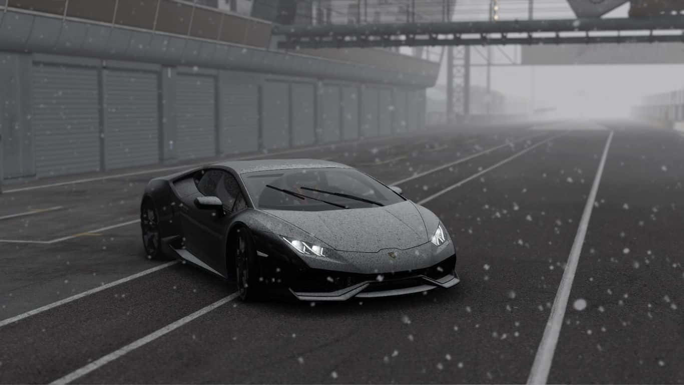 1366x768 Project Cars 2 Lamborghini Huracán 背景 壁紙 — 一輛時尚的黑色跑車在灰濛濛的天空下，雪花飄落中，滑過白雪覆蓋的賽道。
