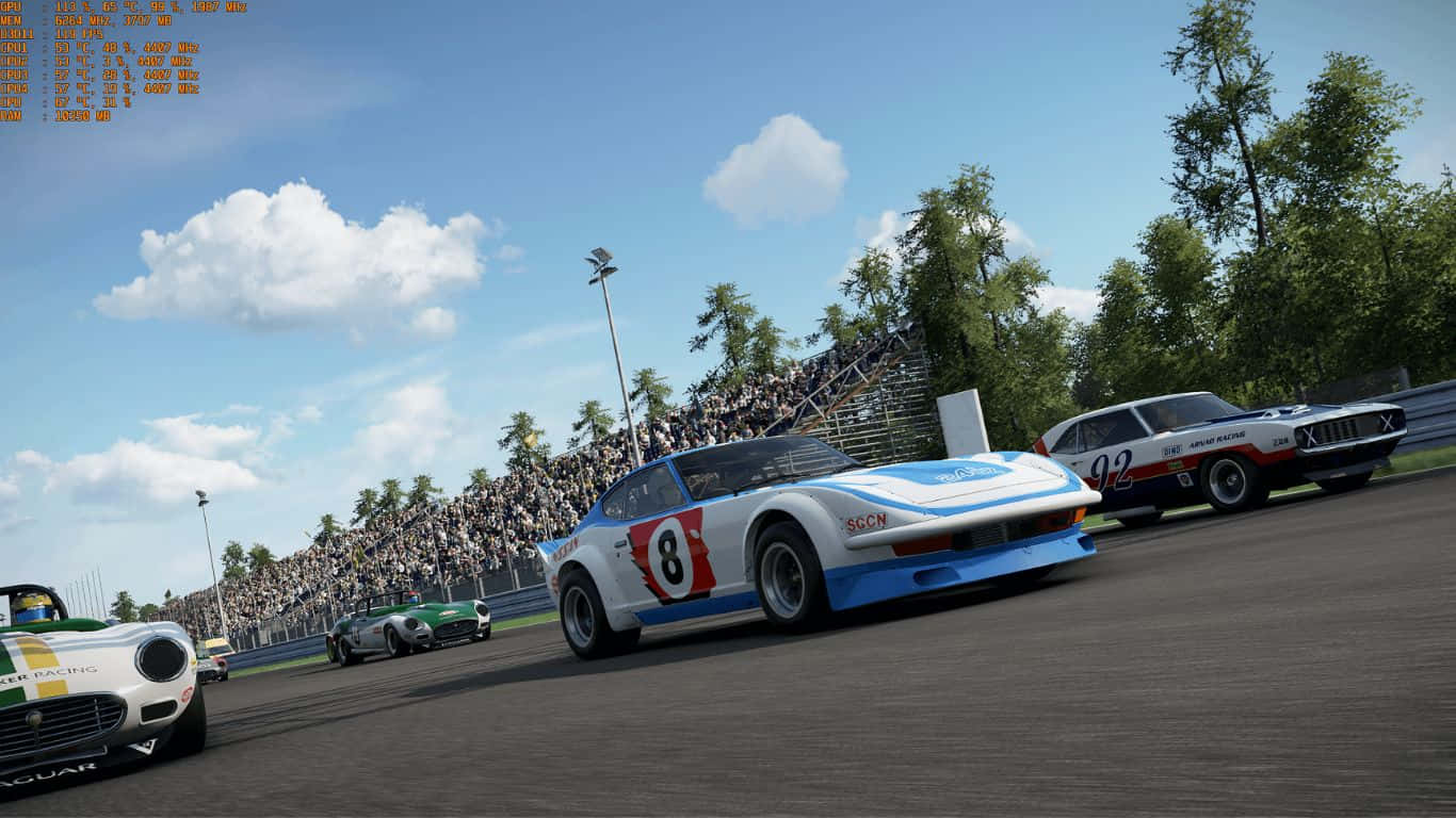 1366x768 Project Cars 2 80+FPS 背景 壁紙 — 復古賽車在陽光明媚的賽道上飛馳，看台上的人群在明亮的藍天下歡呼。