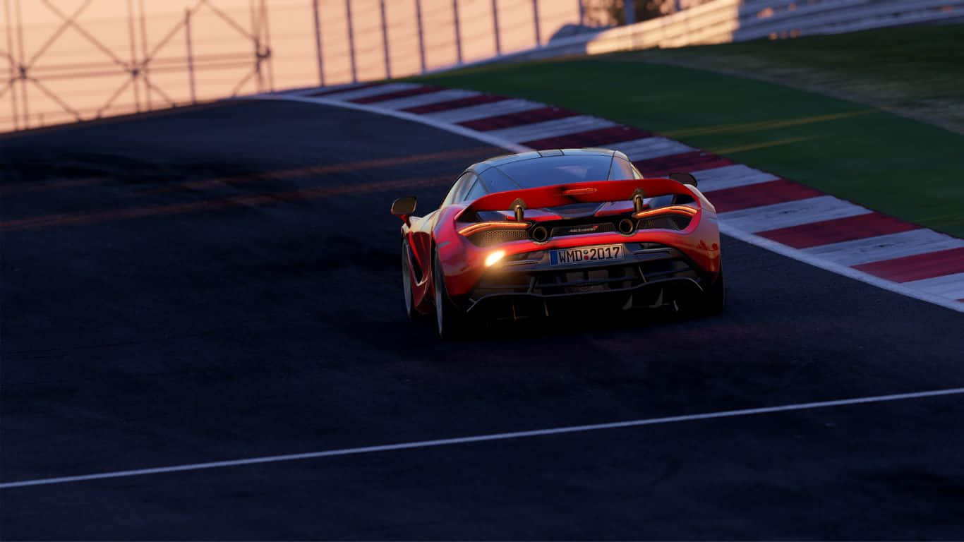 1366x768 Project Cars 2 單人駕駛背景 壁紙 — 一輛紅色McLaren跑車在日落時分沿著賽道飛馳，尾燈閃爍，紅白路緣清晰可見。