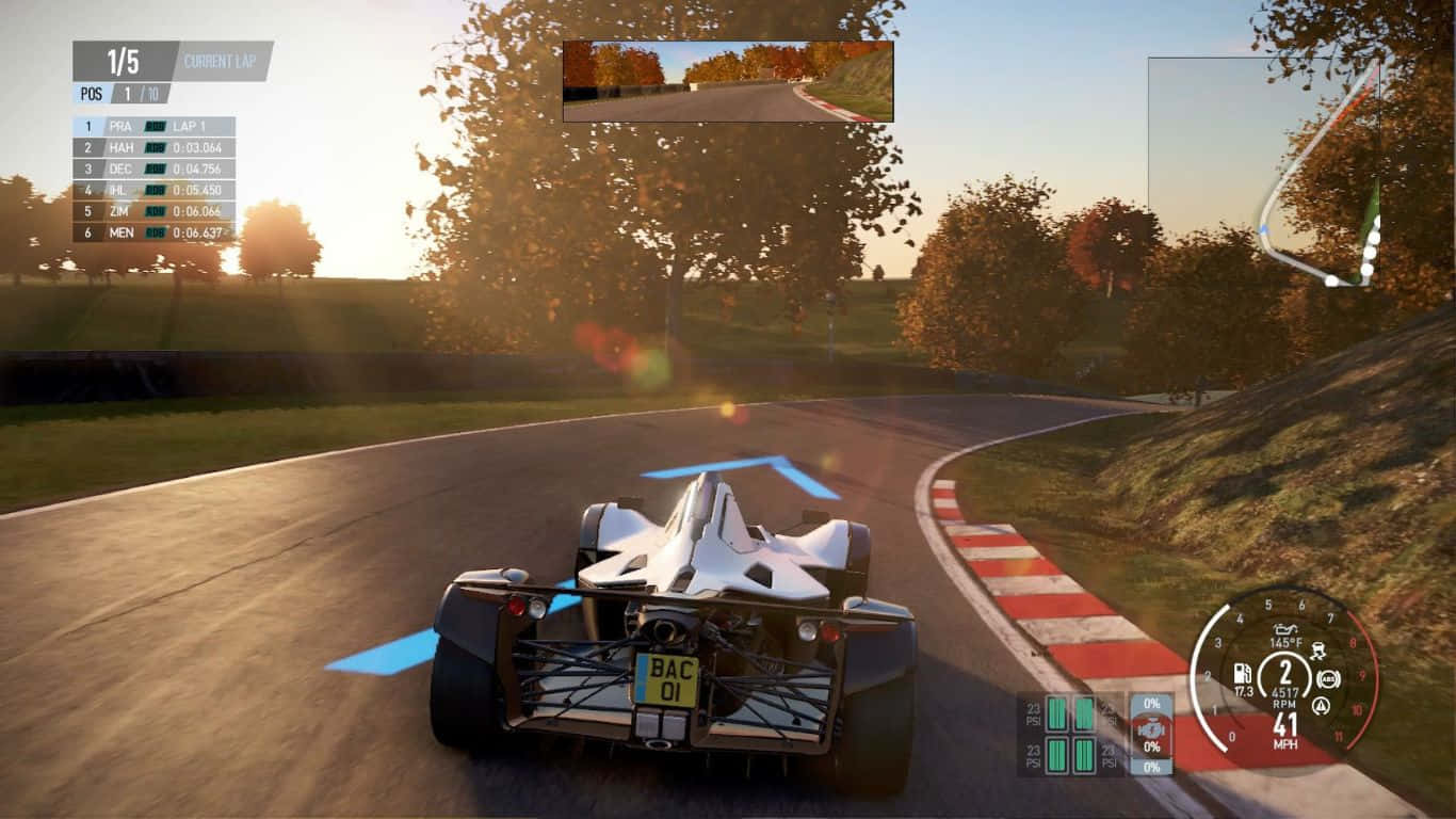 1366x768 Project Cars 2 BAC Mono 背景 壁紙 — 一輛白色賽車在日落時分，伴隨著閃爍的鏡頭光暈，疾速駛過蜿蜒的秋日森林賽道。