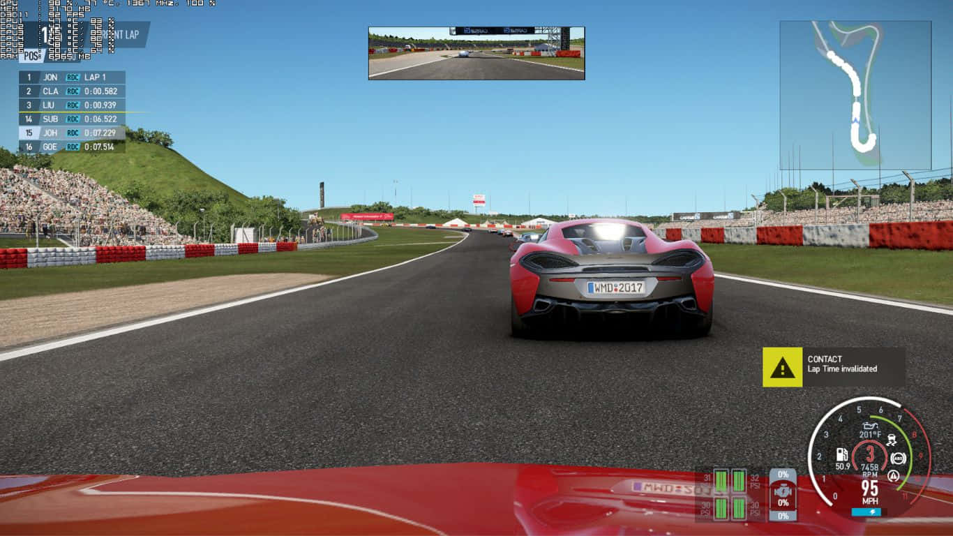 1366x768 Project Cars 2 GTX 980Ti 背景 壁紙 — 一輛紅色跑車在陽光明媚的賽道上奔馳，看台上的人群歡呼雀躍，迷你地圖顯示賽道佈局。