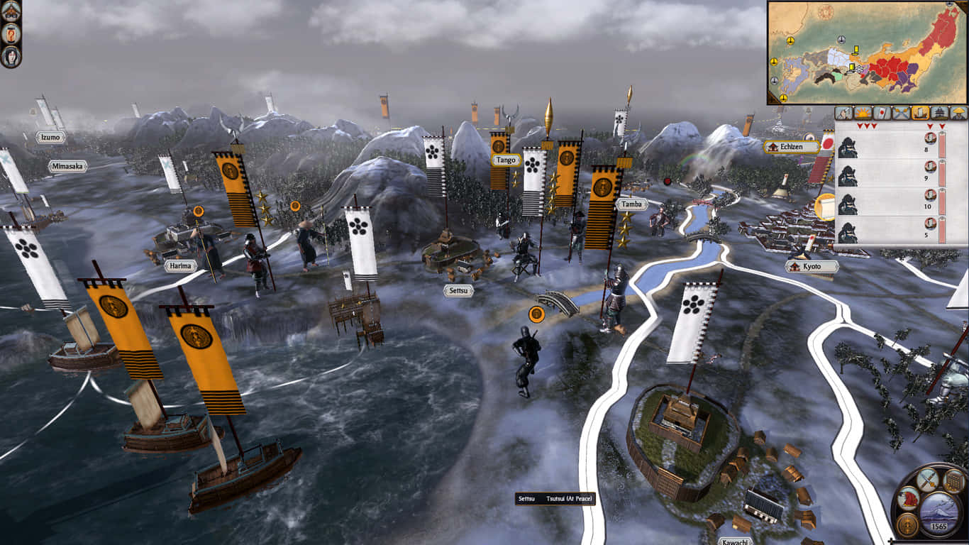 雪山景觀 1366x768 Total War Shogun 2 背景 壁紙 — 一個戰略戰爭遊戲場景，有武士軍隊和船隻在雪地地形上作戰，天空多雲。