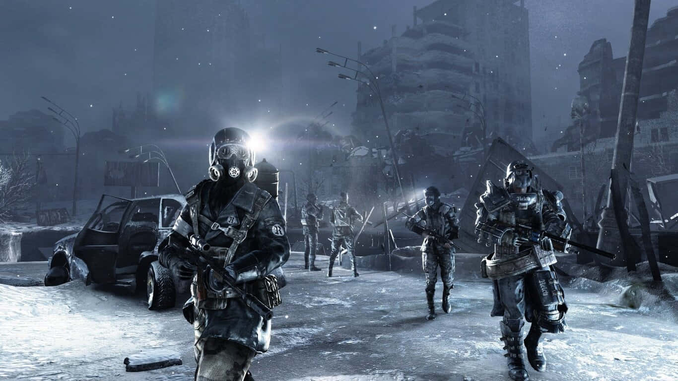 1366x768《地鐵：最後曙光》 壁紙 — 士兵戴著防毒面具在黑暗天空下，穿過積雪覆蓋的廢墟城市街道前進。