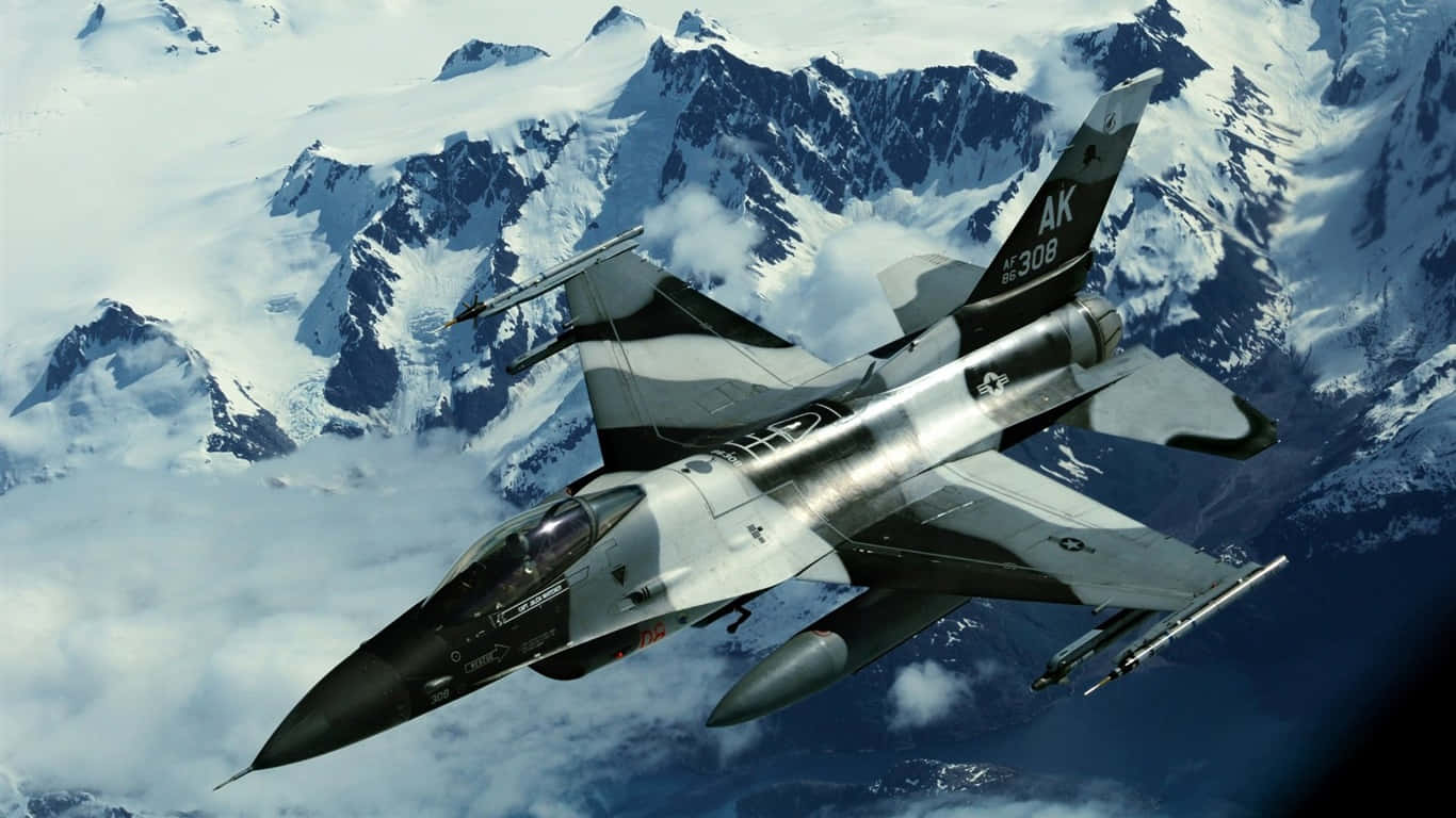1366x768 巨型客機背景：第18攻擊中隊 壁紙 — 一架流線型戰鬥機在積雪的山峰上空翱翔，精準而有力地穿過雲層。