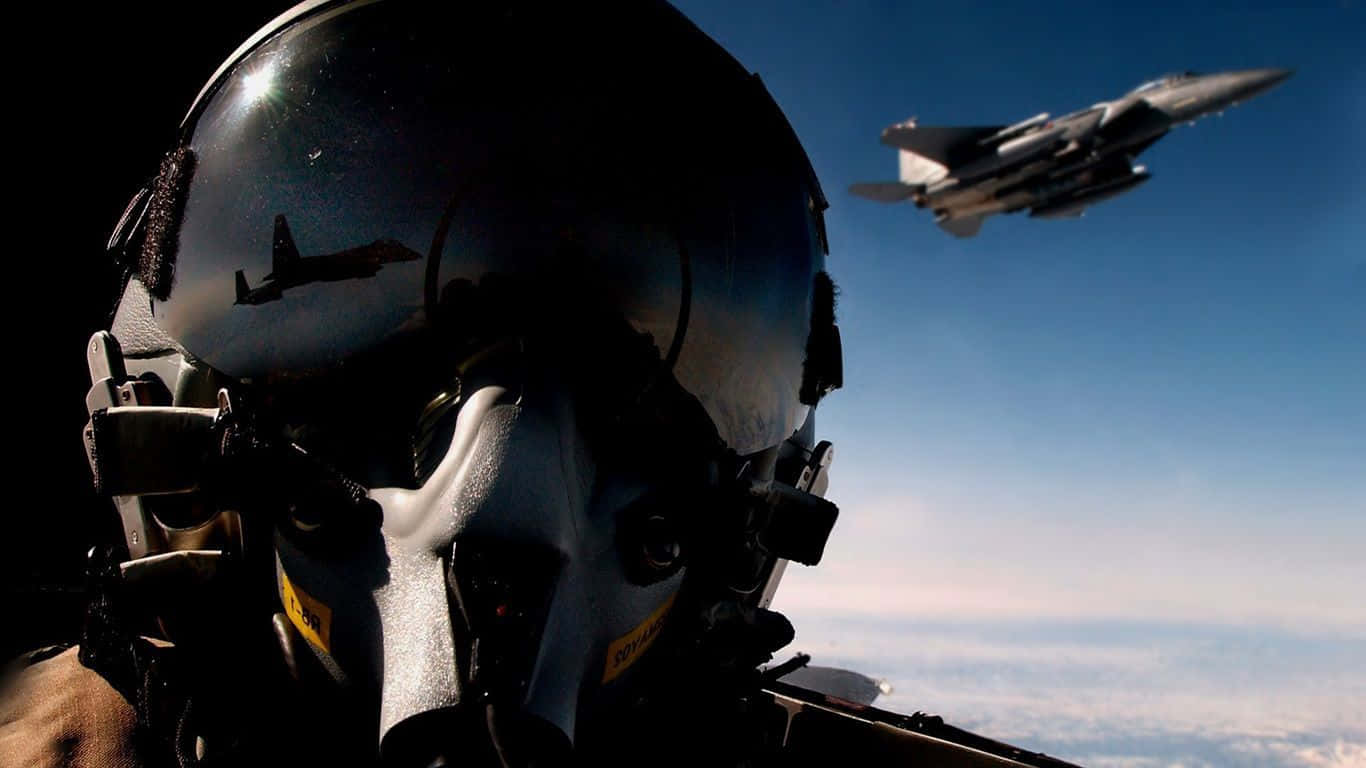 1366x768 巨型客機背景 飛行員自拍 壁紙 — 一名戴著頭盔的戰鬥機飛行員凝視著一架在雲層上方清澈藍天中翱翔的噴射機。