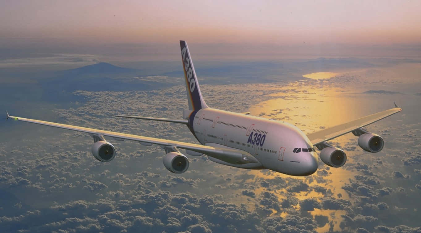 1366x768 巨型客機背景 空中巴士 A380 壁紙 — 一架白色空中巴士A380在日落時分翱翔於蓬鬆雲層之上，金色光芒灑在機身和引擎上。