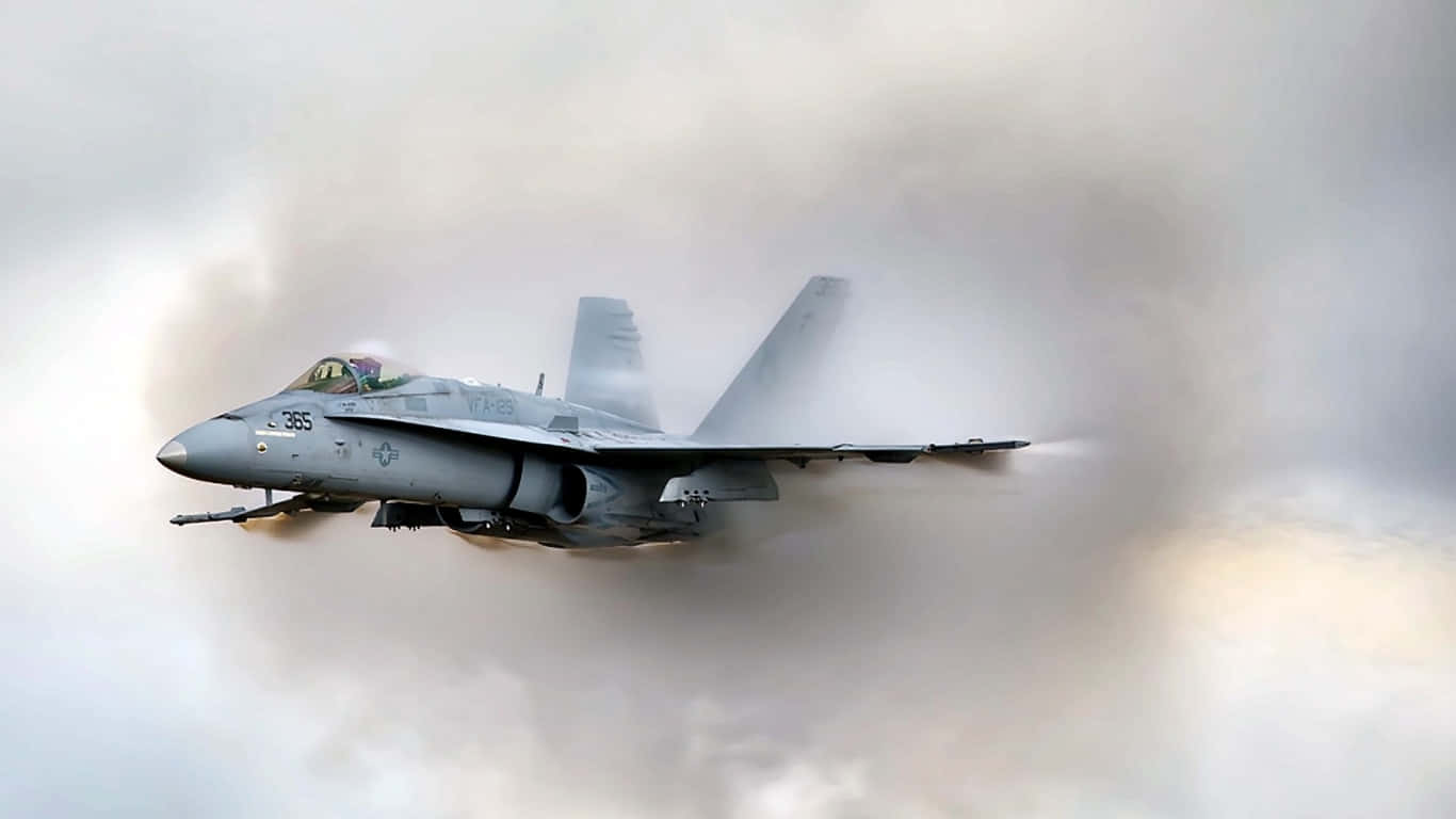 1366x768 巨型客機背景 穿雲飛行 壁紙 — 一架灰色戰鬥機穿過濃煙，尾部拖著加力燃燒室的火焰。