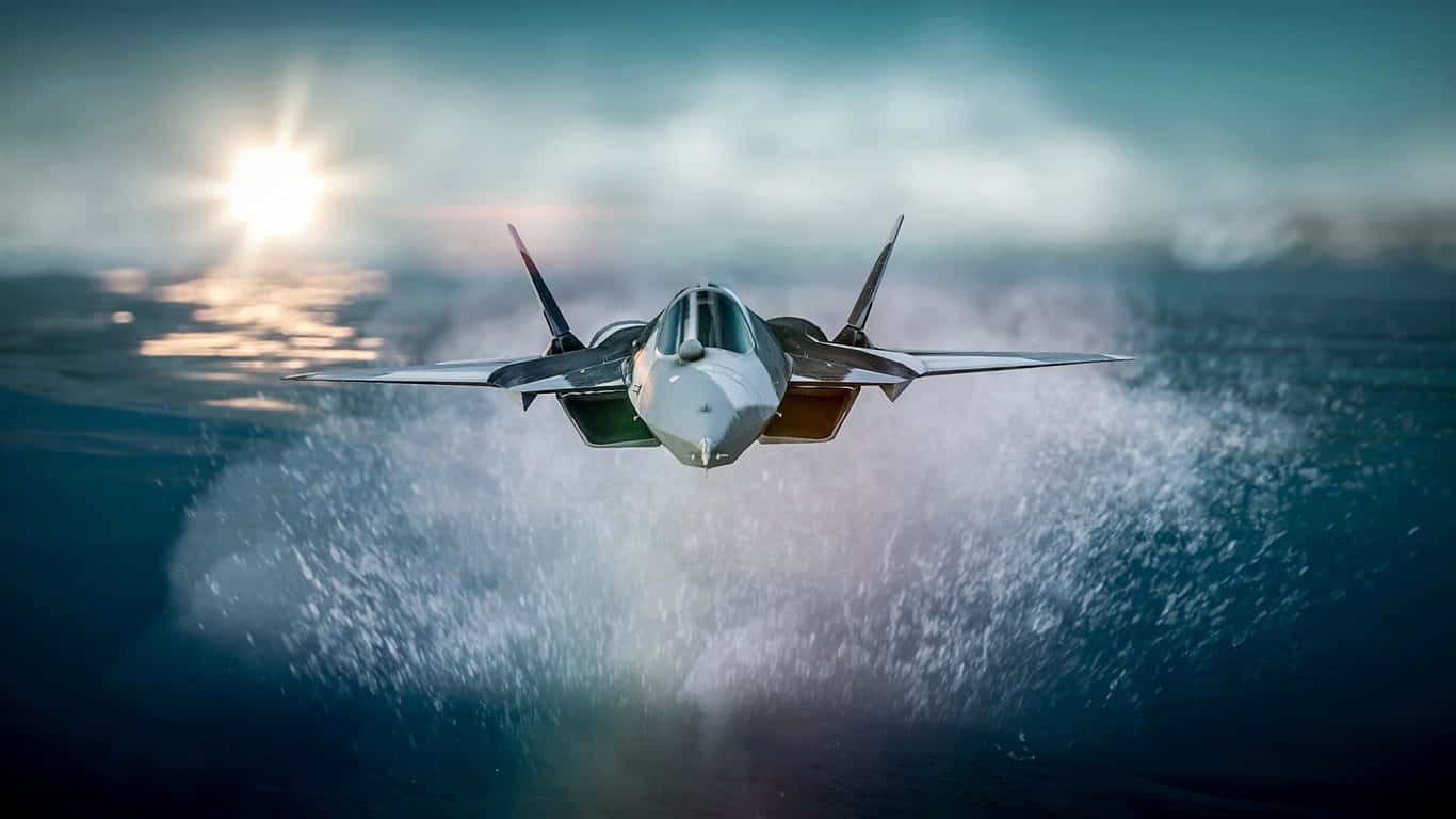 1366x768 巨型客機背景：水花飛濺 壁紙 — 一架流線型戰鬥機在日出時從海浪中出現，帶着陽光眩光和飛濺的水花。
