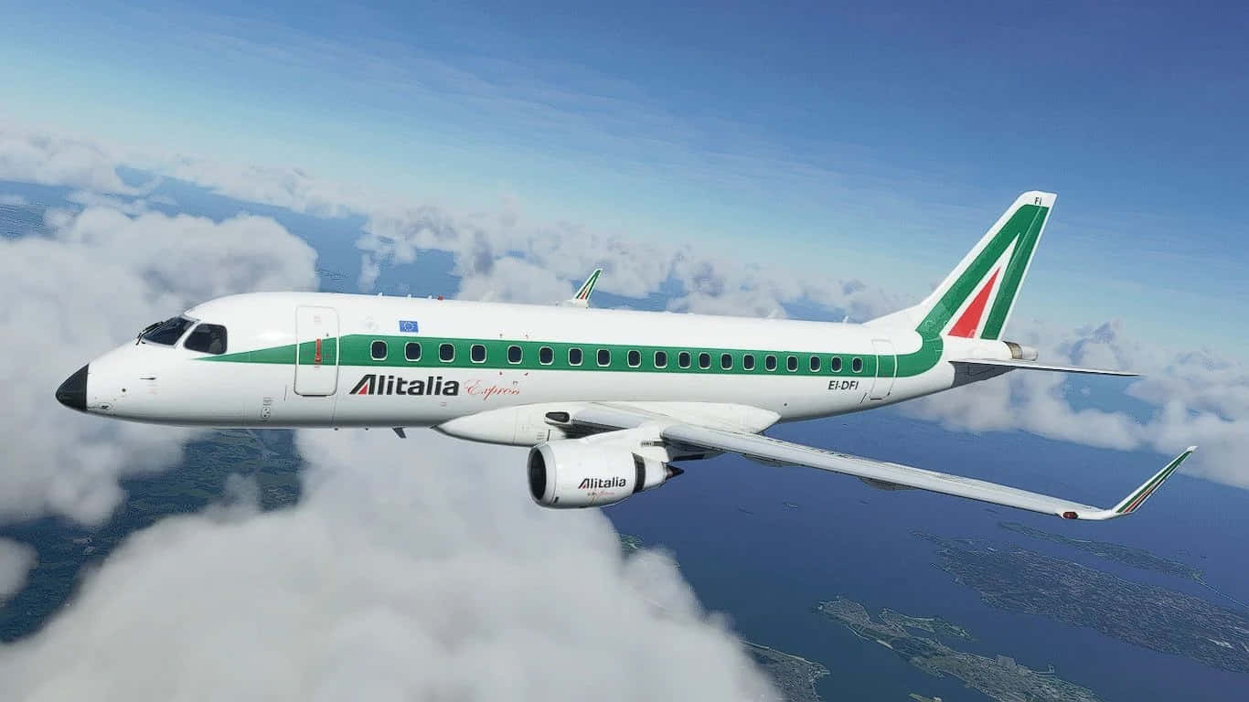 意大利航空飛機在雲層上方飛越海洋和陸地。