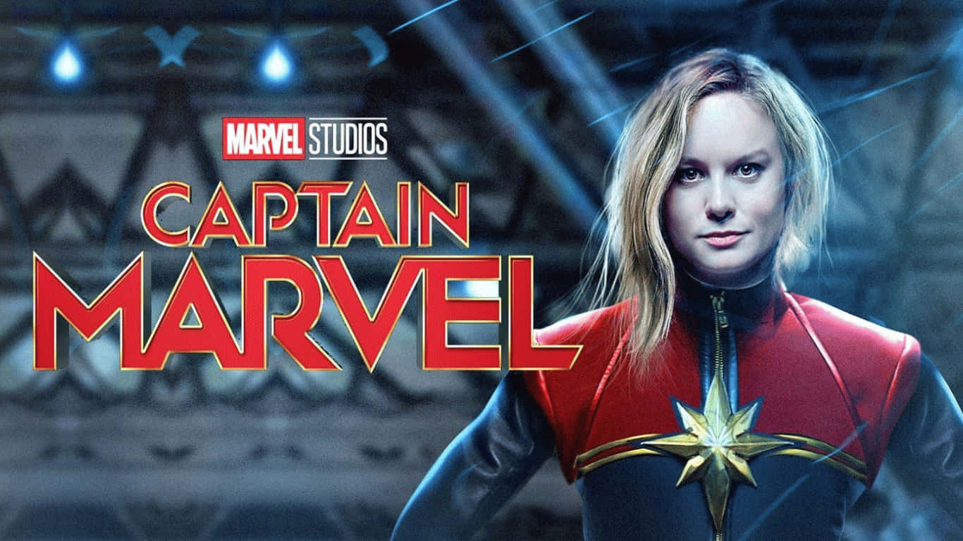 1366x768 捕鰻女背景：微笑面容 壁紙 — Captain Marvel 自信地站在她的紅藍戰衣中，胸前閃耀的星星標誌襯托著未來感的金屬背景。