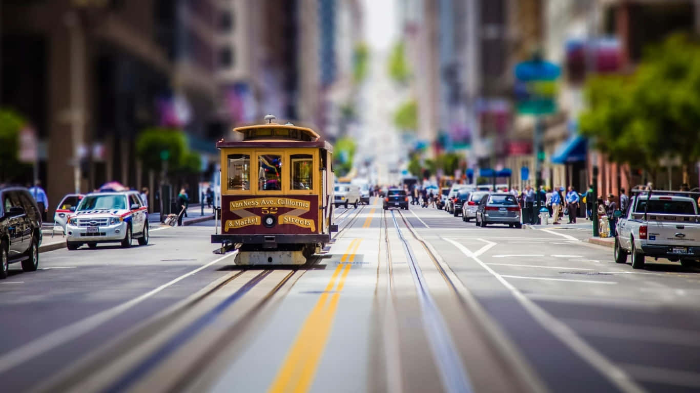 一輛黃色纜車在繁忙的城市街道上行駛，有汽車和行人。