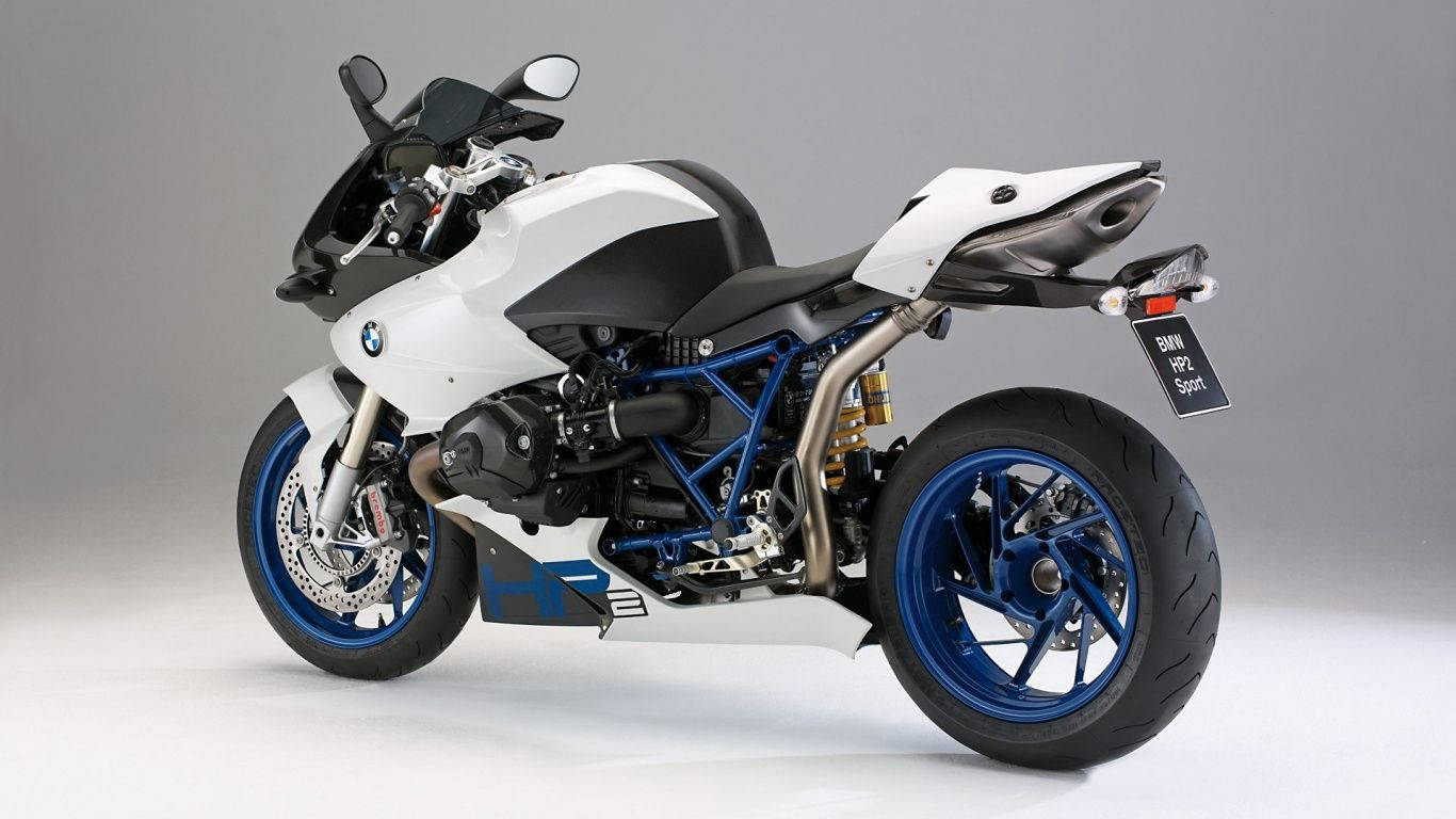 13688 x 768 高清運動 壁紙 — 一台時尚的白色和藍色BMW HP2 Sport電單車，帶有外露的藍色車架和金色懸掛，在灰色工作室背景前蓄勢待發。