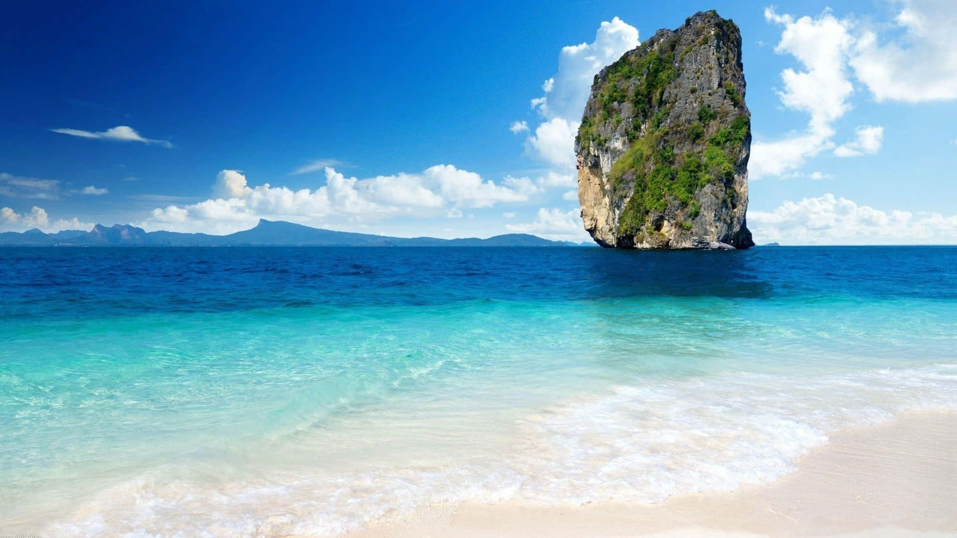 熱帶海灘，擁有碧綠的海水和從海中升起的巨大岩石形成。