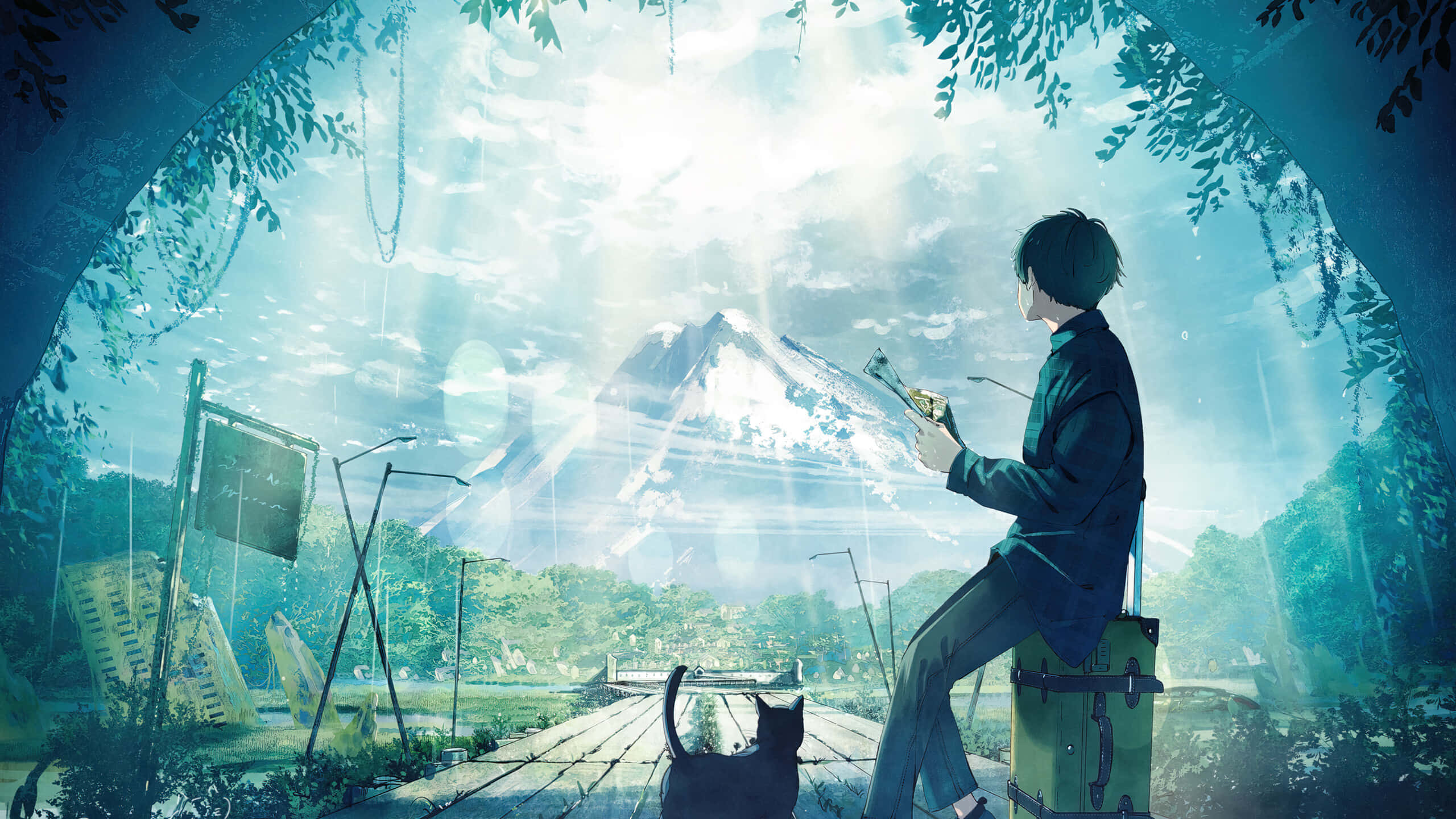 1440p 旅行 动漫男孩與黑貓背景 壁紙 — 一位孤獨的旅行者坐在樹葉拱門下的行李箱上，透過迷霧森林凝視著一座積雪的山峰。