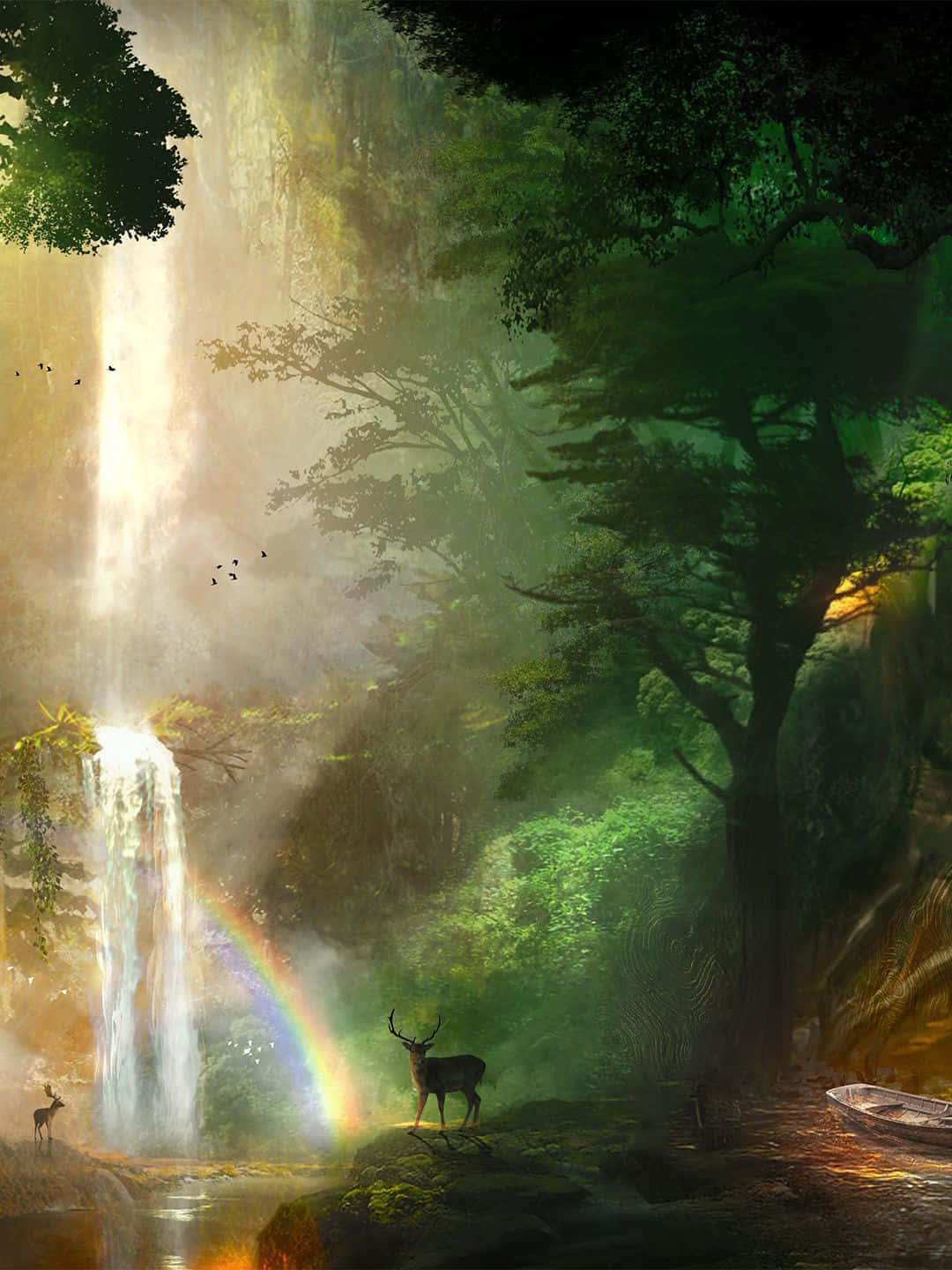 1440p 自然背景：瀑布 壁紙 — 一隻雄偉的鹿站在發光的瀑布前，瀑布在迷霧籠罩的翠綠森林中投射出一道彩虹。