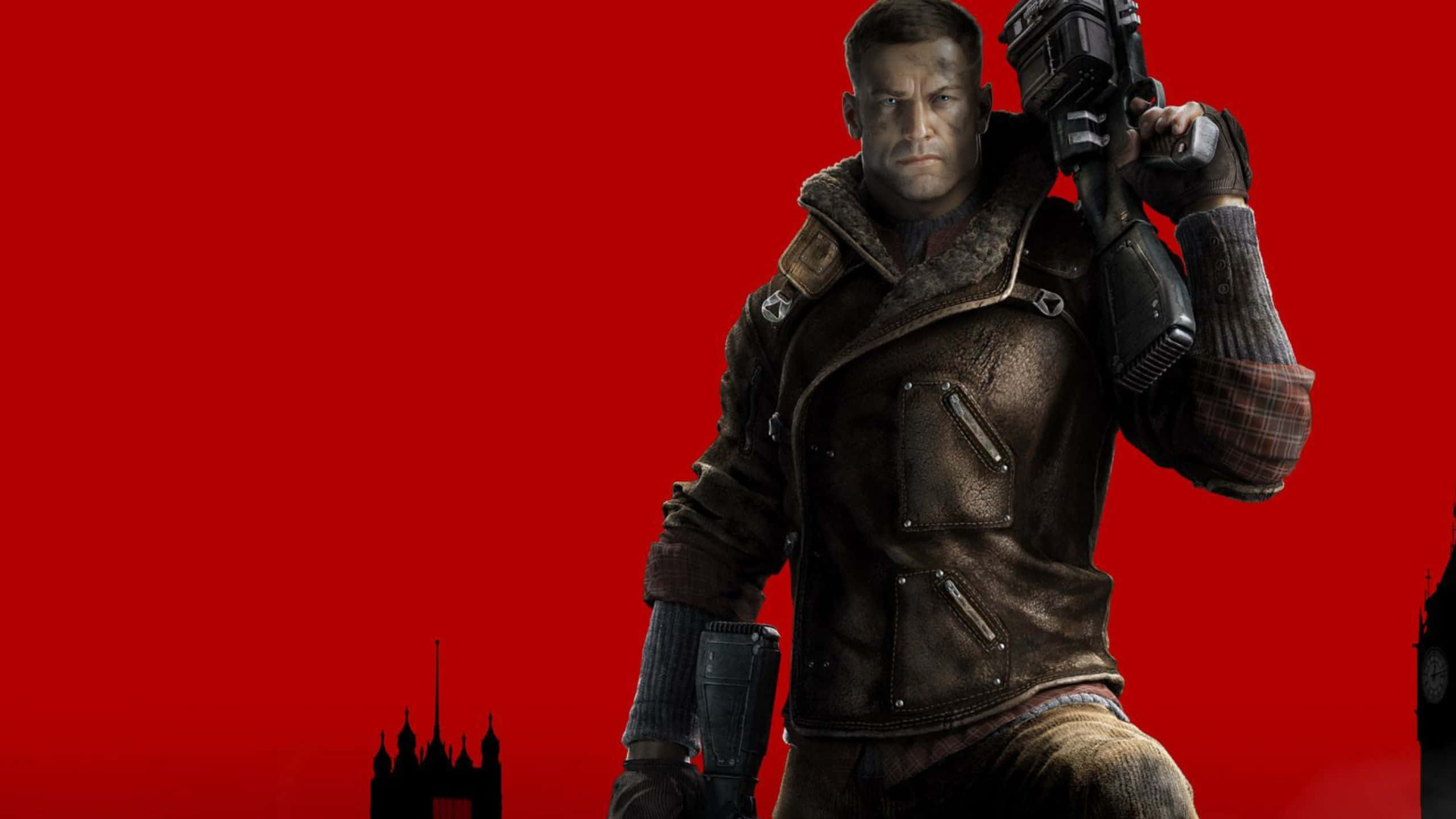 1440p Wolfenstein II — B.J. Blazkowicz 持槍姿勢背景 壁紙 — 一個穿著皮褸的粗獷電子遊戲士兵，在帶有城市剪影的鮮紅色背景下手持武器。