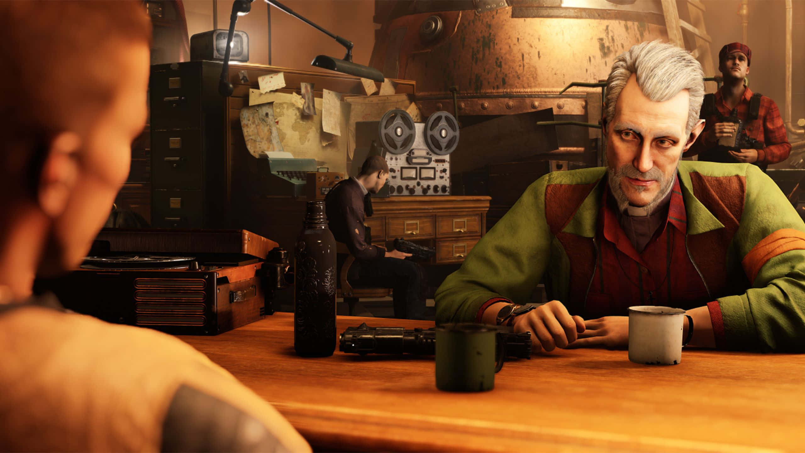 1440p《Wolfenstein II》霍頓·布恩背景 壁紙 — 一位灰白頭髮的長者坐在一張木桌旁，身處一個雜亂但燈光溫暖的工作室，裡面充滿了復古科技和工具。