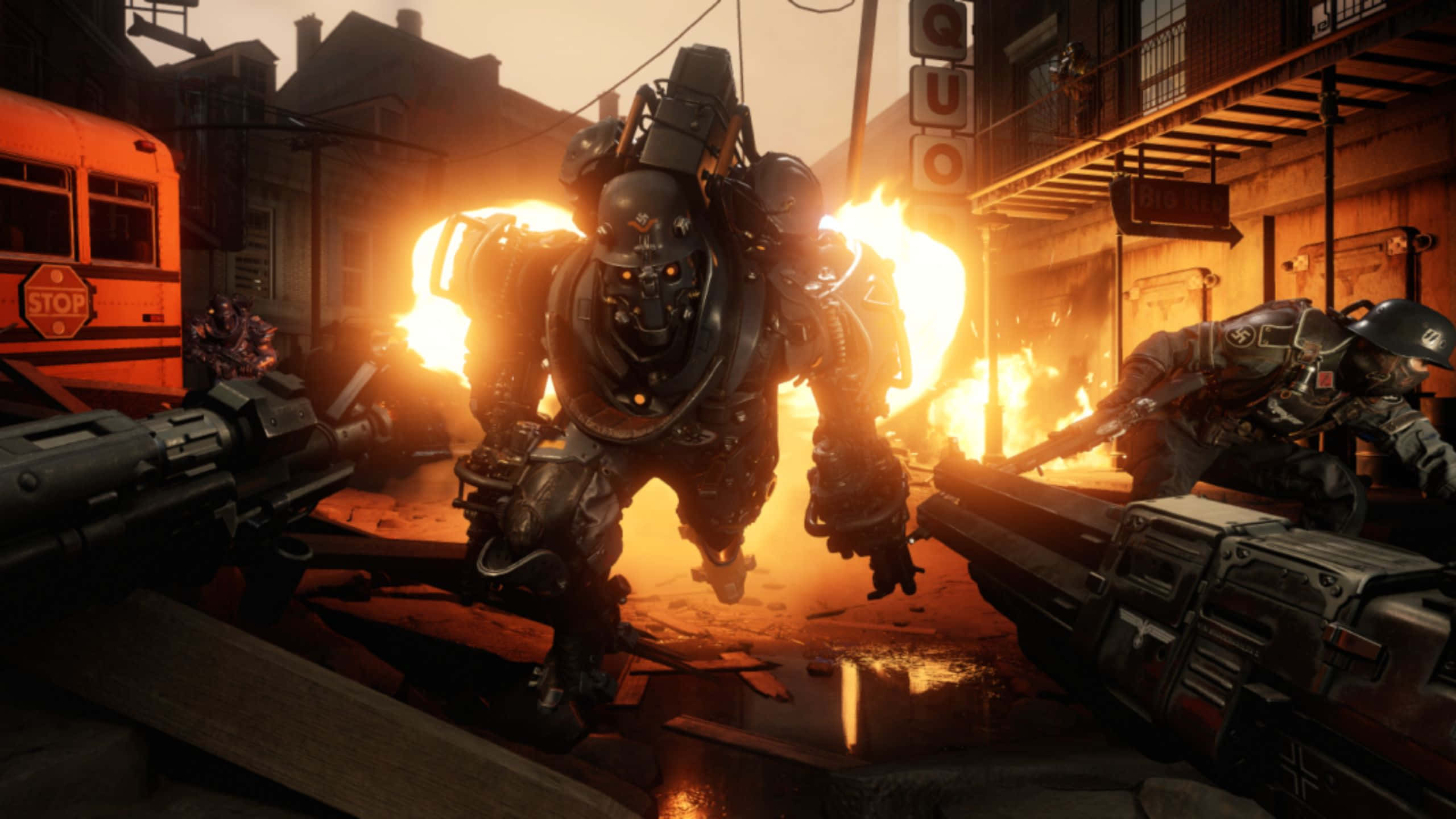 1440p Wolfenstein II — 双持武器對戰機械敵人背景 壁紙 — 一架高聳的裝甲機甲，散發著橙色光芒的眼睛，衝過燃燒的城市街道，士兵們從掩體後開火射擊。