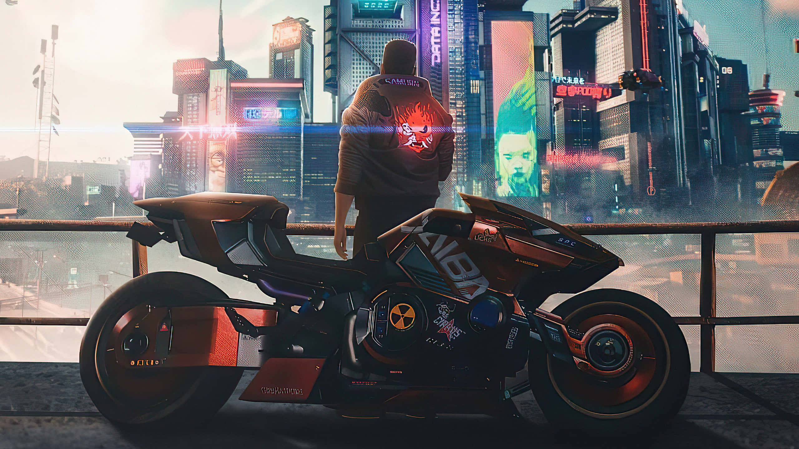 1440p《賽博朋克2077》V與摩托車背景 壁紙 — 一個孤獨的騎士穿著連帽衫，站在一輛未來風格的電單車旁，俯瞰黎明時分霓虹燈閃爍的賽博龐克城市景觀。