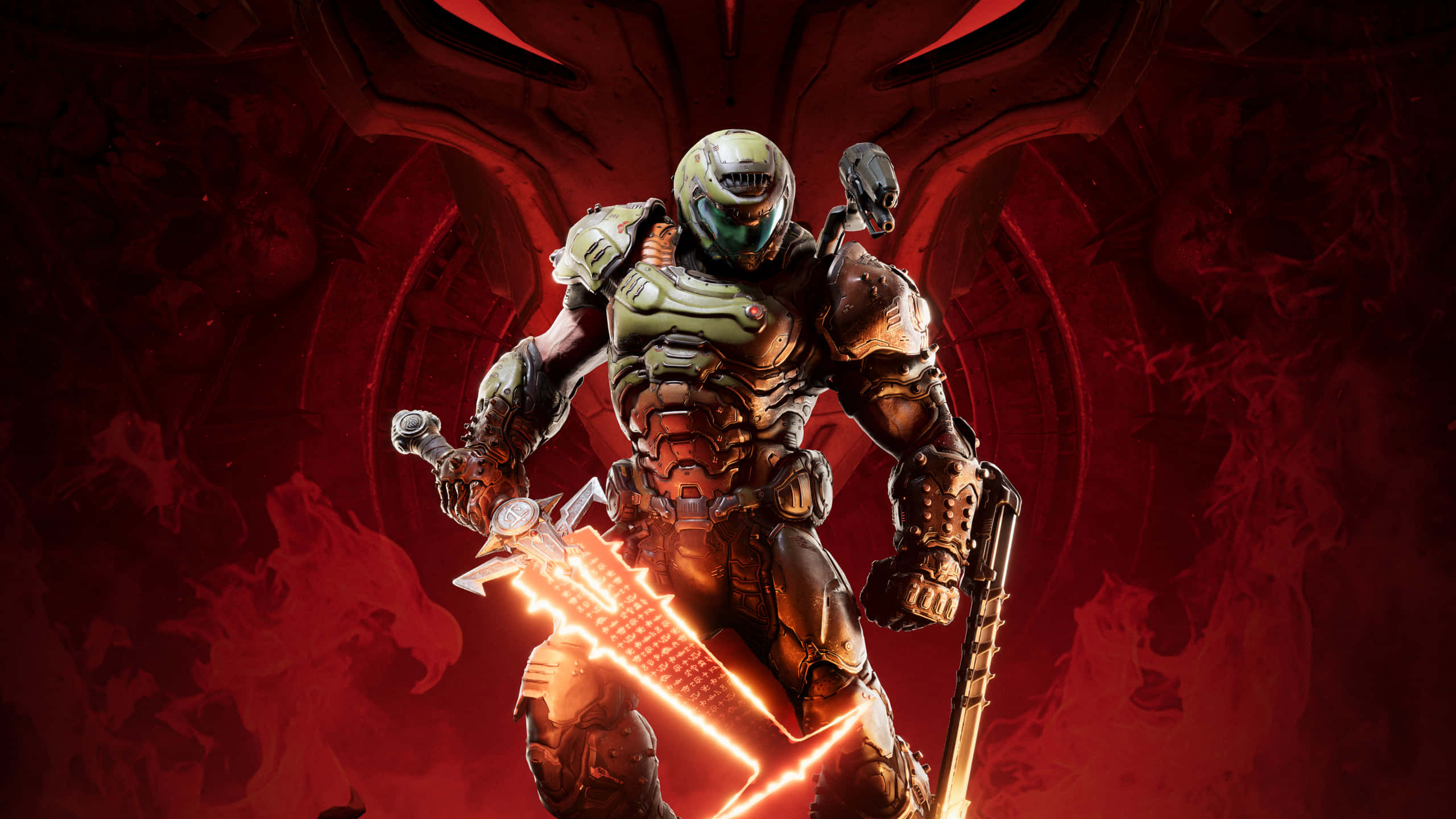 1440p《Doom》紅色劍背景 壁紙 — 一名重甲戰士在暗紅色惡魔背景下揮舞著發光的劍。