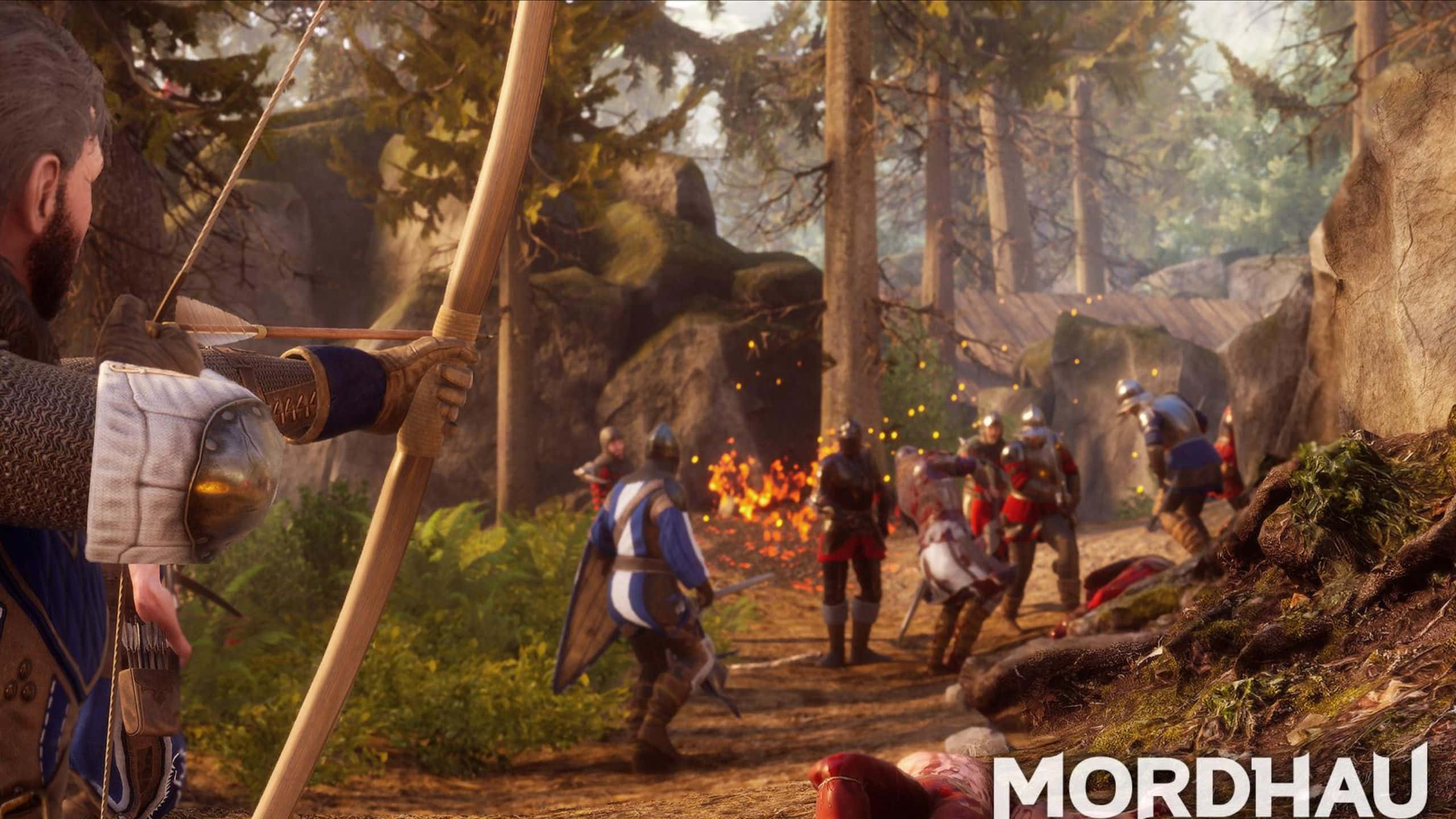 1440p《Mordhau》感受戰鬥的激情 壁紙 — 一位中世紀弓箭手在森林地形中瞄準正在燃燒營火附近進行混戰的裝甲戰士。