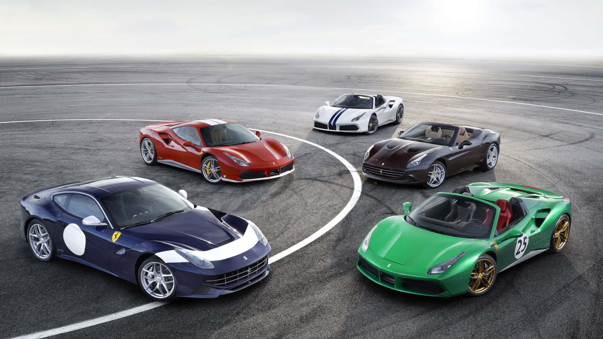 五輛色彩繽紛的 Ferrari 超級跑車在賽道上排列成一個圓圈。