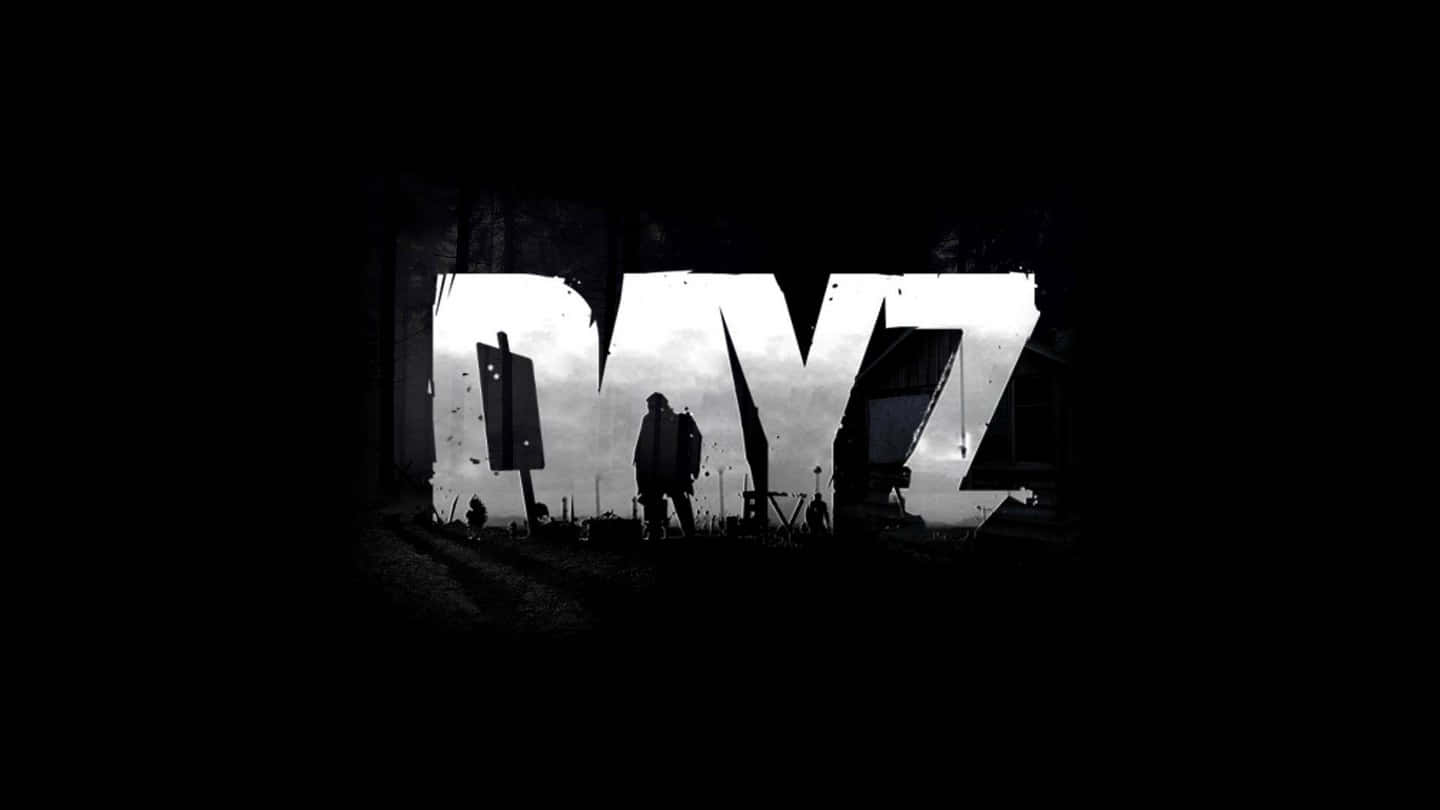 在黑暗森林中，一個人站在發光的DAYZ標誌前的剪影。