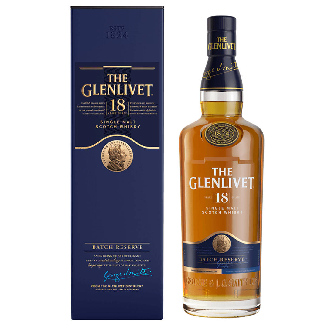 格蘭利威18年珍藏批次威士忌 壁紙 — 一瓶 The Glenlivet 18 年單一麥芽蘇格蘭威士忌，旁邊是其優雅的海軍藍色盒子，帶有金色點綴。
