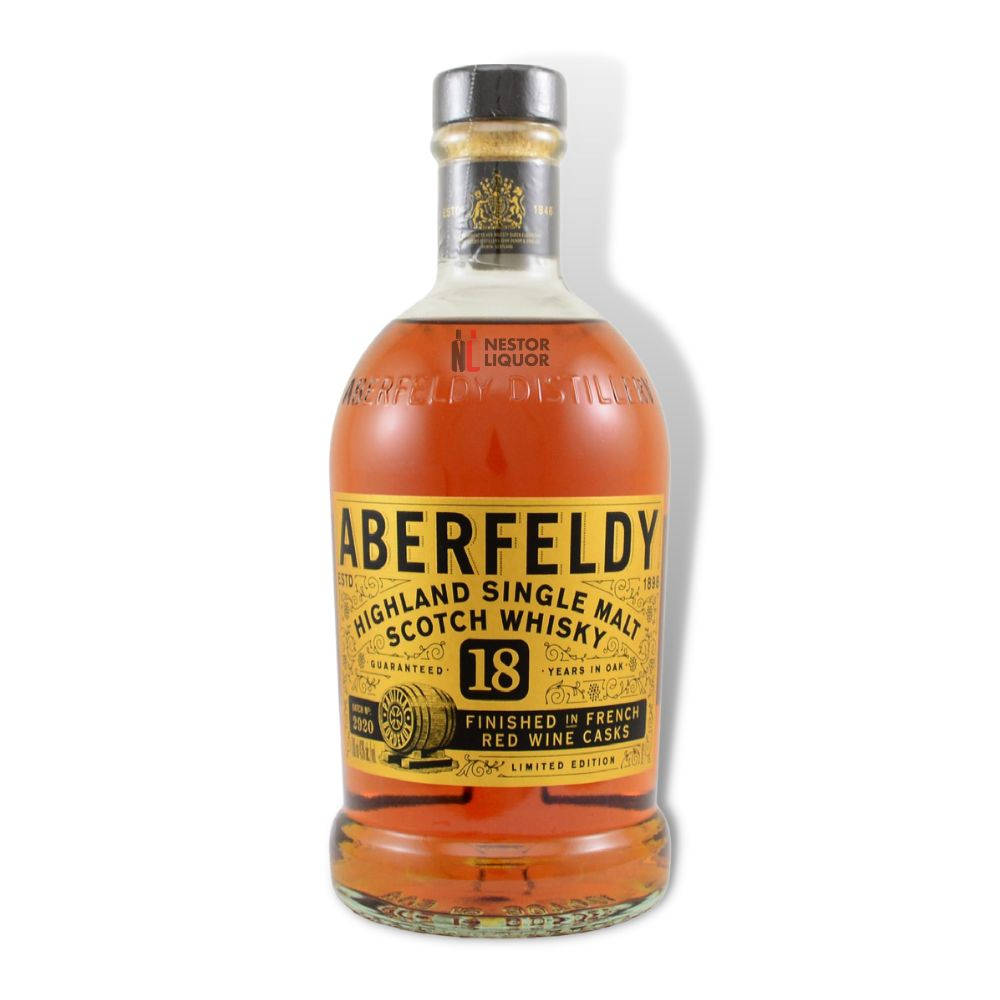 艾伯菲迪18年法國紅酒桶熟成版 壁紙 — Aberfeldy 18年高地單一麥芽蘇格蘭威士忌酒瓶，琥珀色液體和金色標籤，白色背景。