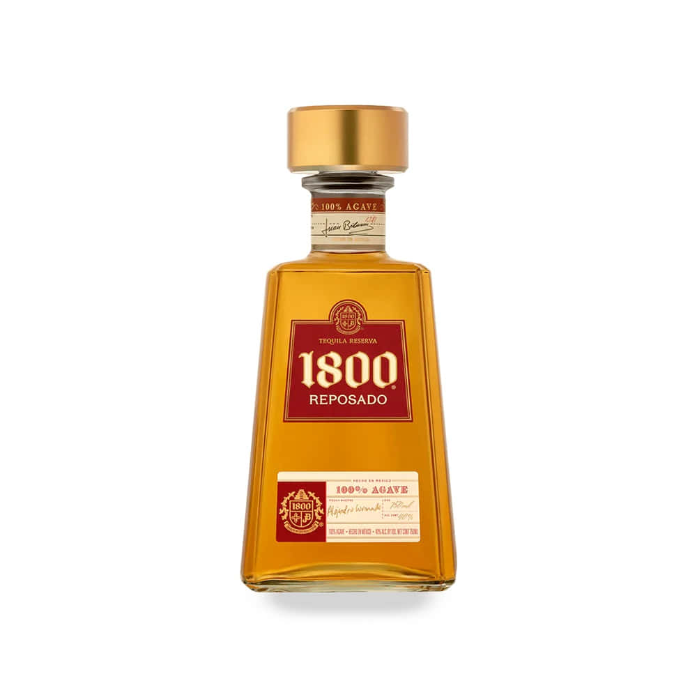 1800 蒂克利亞金銀龍舌蘭酒陳年版 壁紙 — 一個透明玻璃瓶的1800 Reposado龍舌蘭酒，帶有金色瓶蓋和紅色標籤，居中放置在純白色背景上。