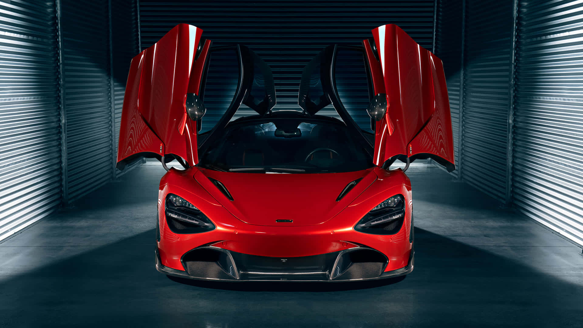 1920 X 1080豪華運動跑車 壁紙 — 一架搶眼的紅色McLaren跑車，鷗翼車門打開，在時尚的金屬車庫中被戲劇性的聚光燈照亮。