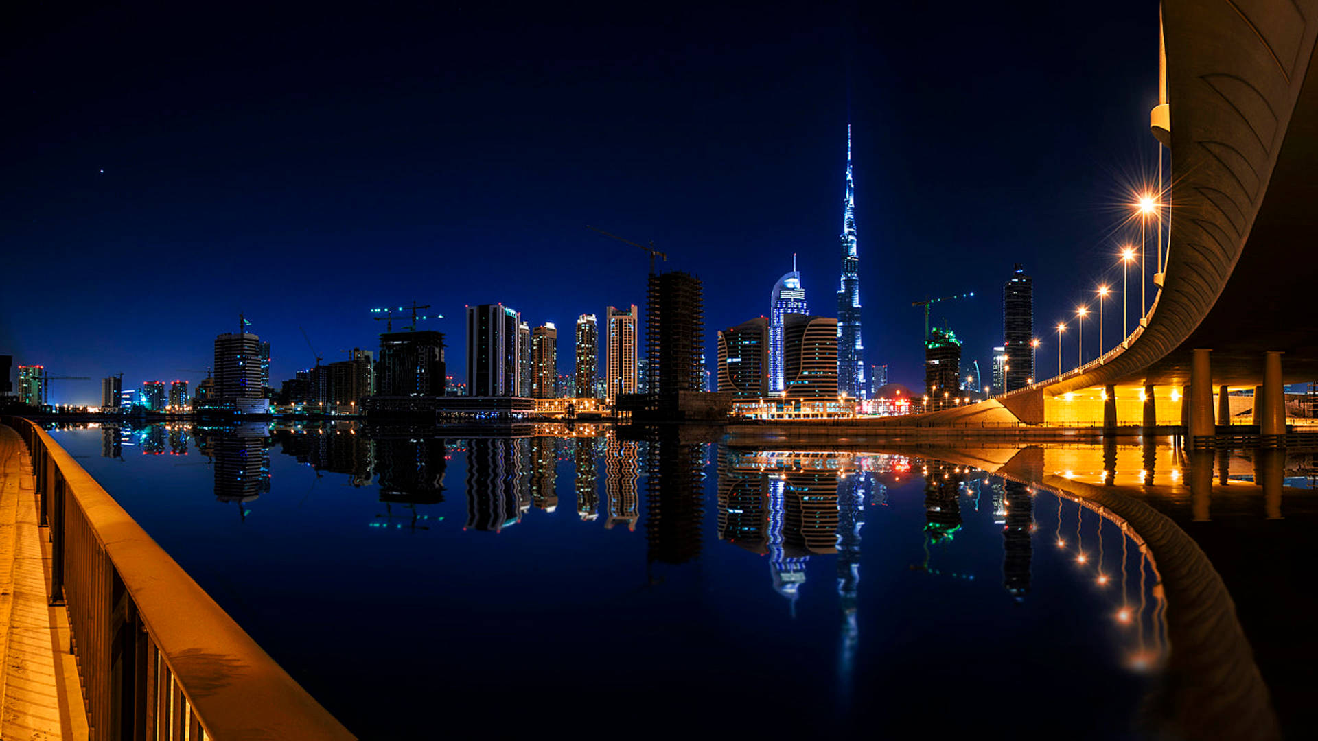 杜拜夜景，哈利法塔亮燈並倒映在水中。