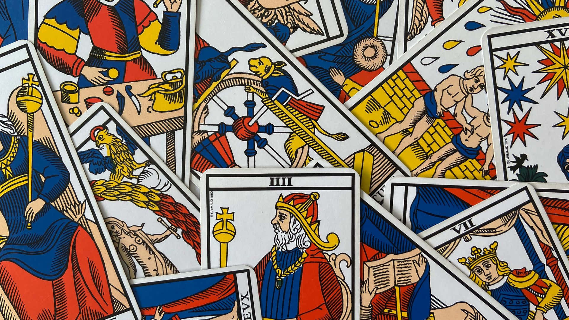 散落的塔羅牌，帶有紅色、藍色和金色的國王、騎士和天體符號。