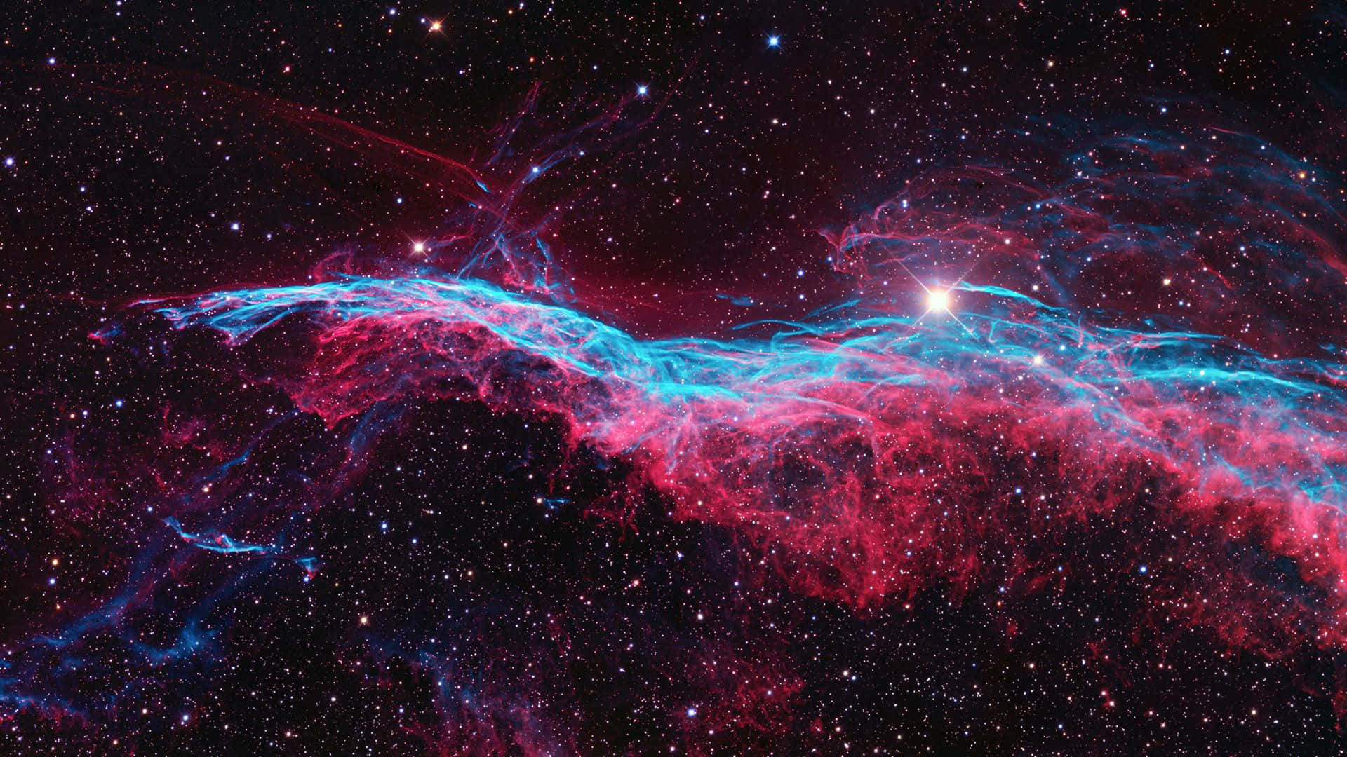 鮮豔的紅色和藍色宇宙星雲在深空的遙遠恆星間發光。