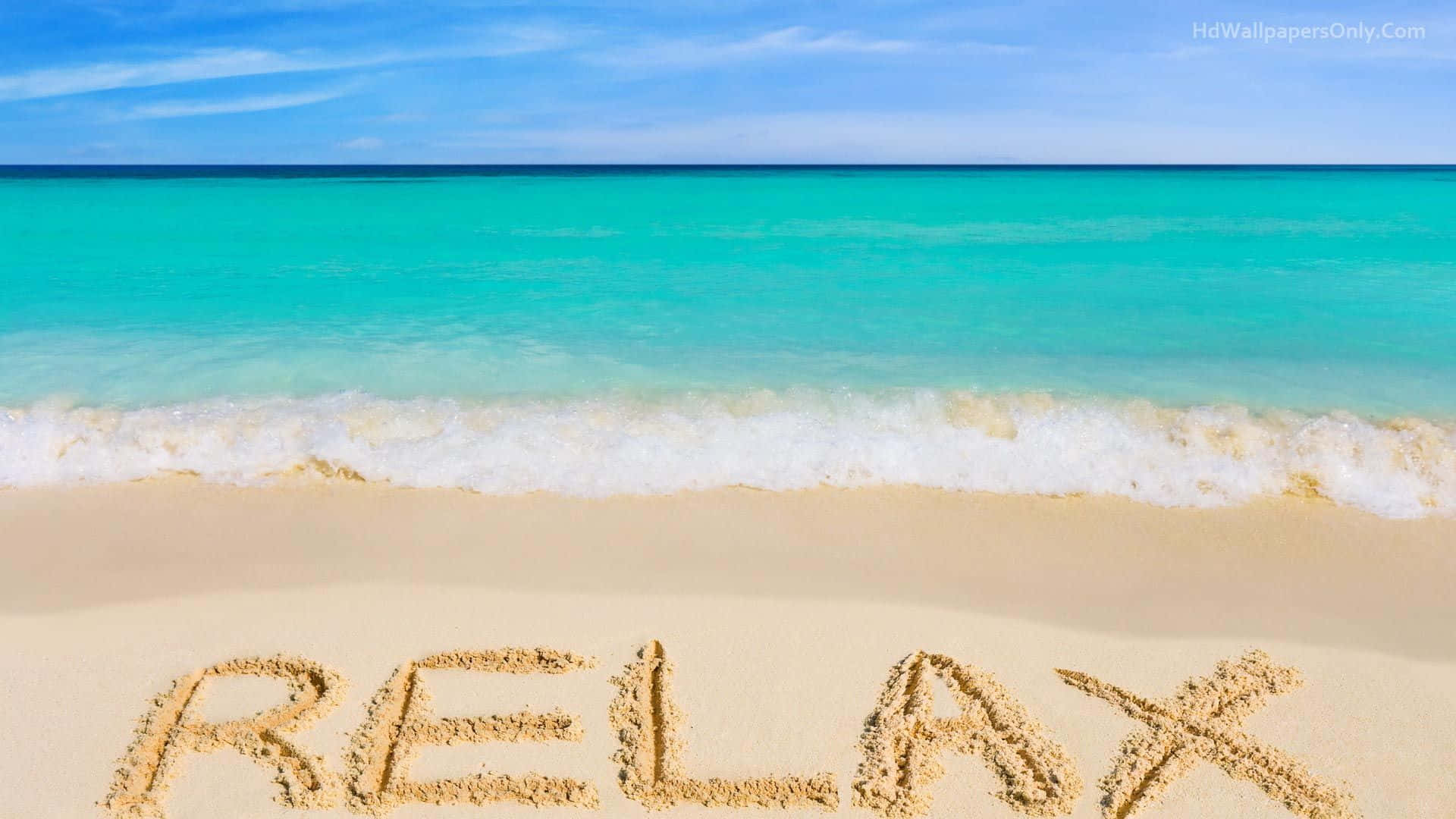 1920x1080 沙灘休閒夏日背景 壁紙 — 「relax」呢個字寫喺一個純淨海灘嘅沙上，有青綠色海浪喺晴朗藍天下翻滾。