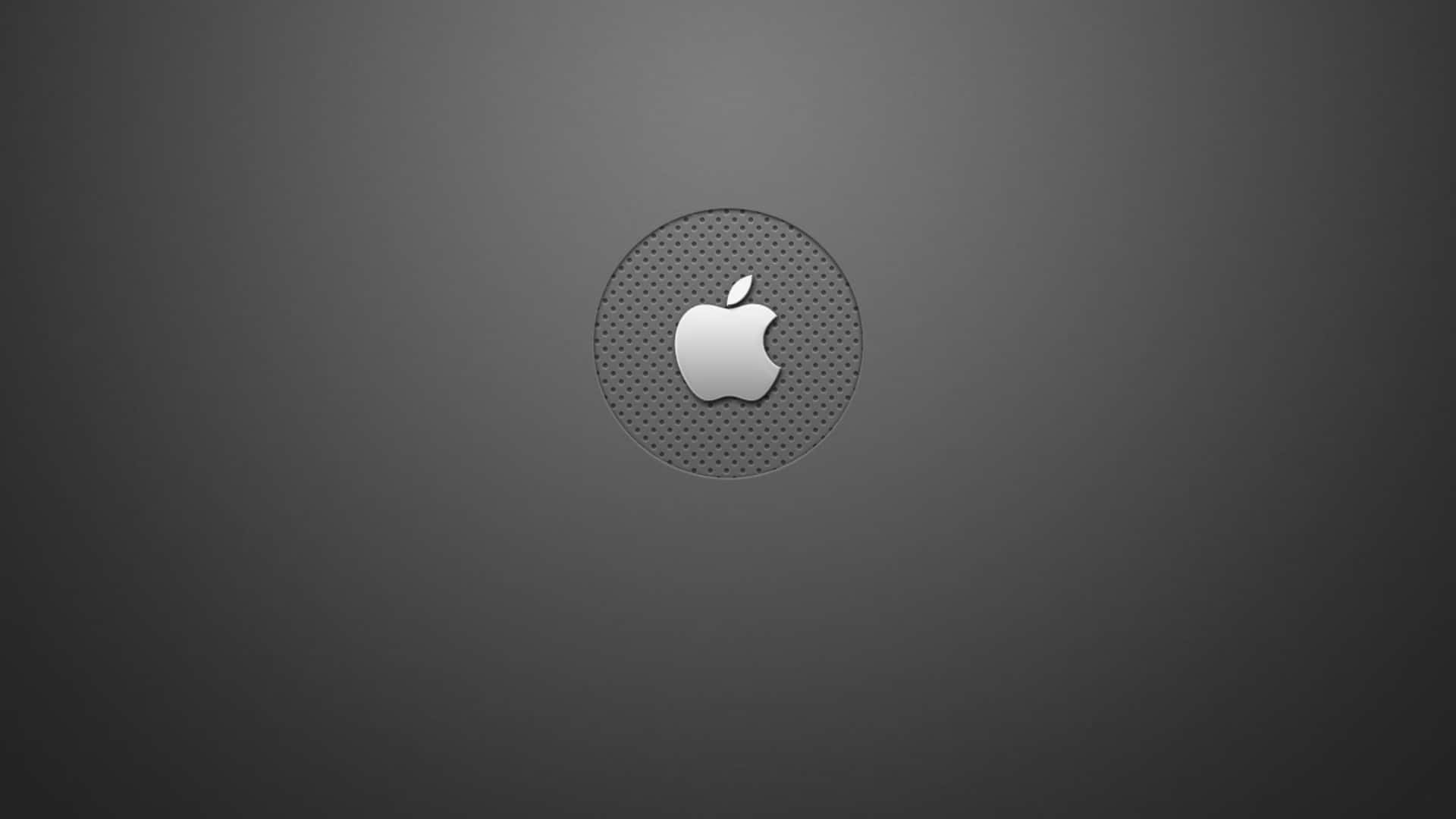 銀色Apple標誌在穿孔金屬圓圈上，背景為漸變灰色。