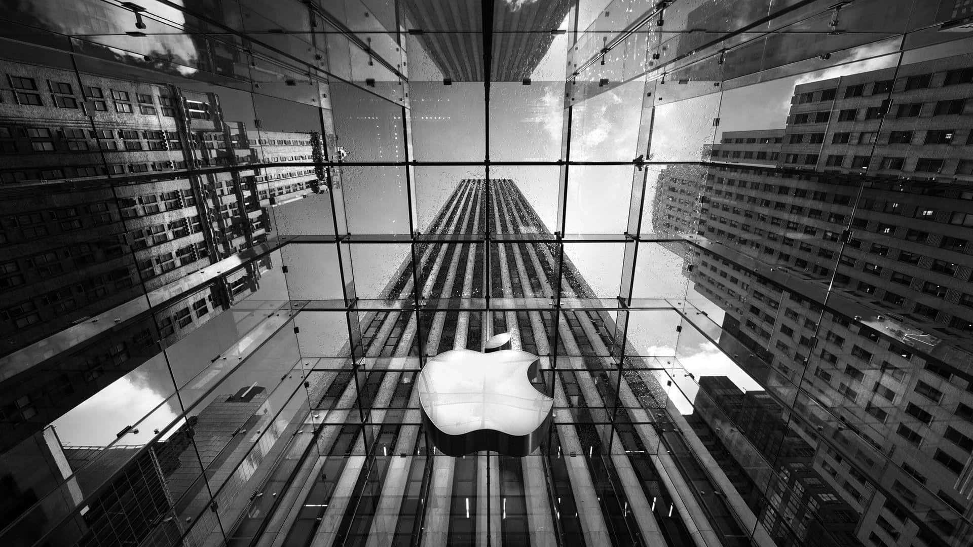 透過玻璃天花看到Apple標誌的黑白景色，帶有摩天大樓倒影。