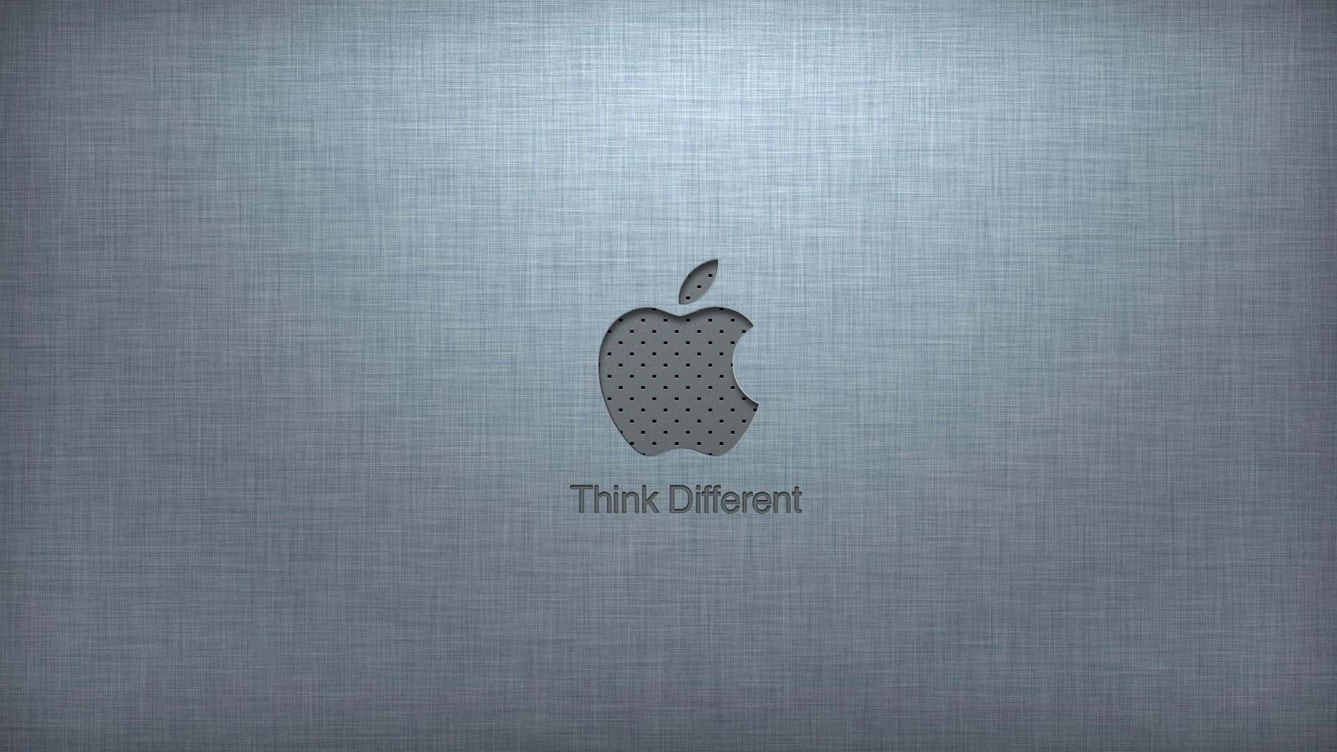 帶有圓點圖案和Think Different文字的Apple標誌，位於拉絲金屬背景上。