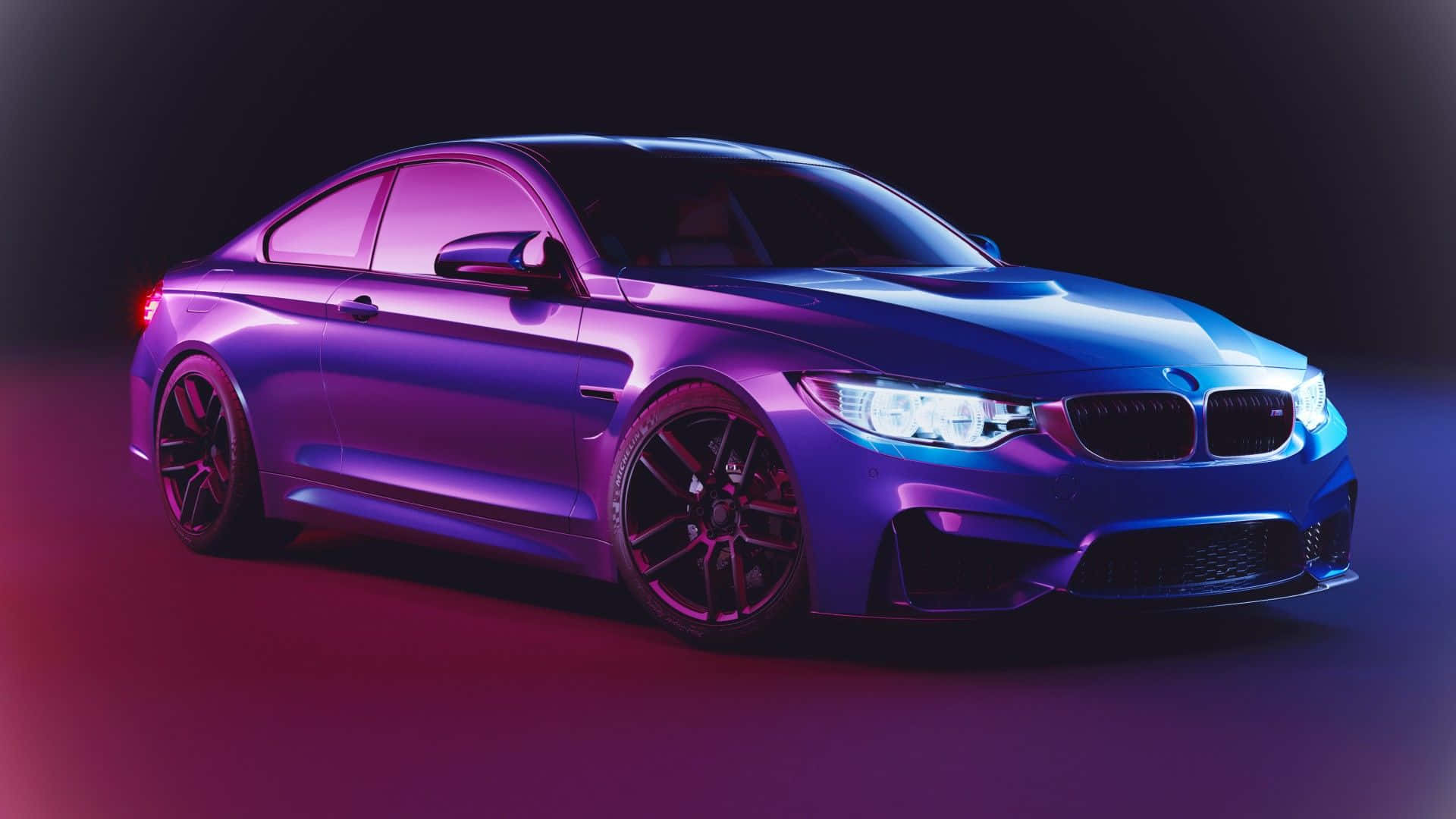 在黑暗的工作室中，由霓虹紫和粉紅燈光照亮的時尚藍色BMW M4跑車。